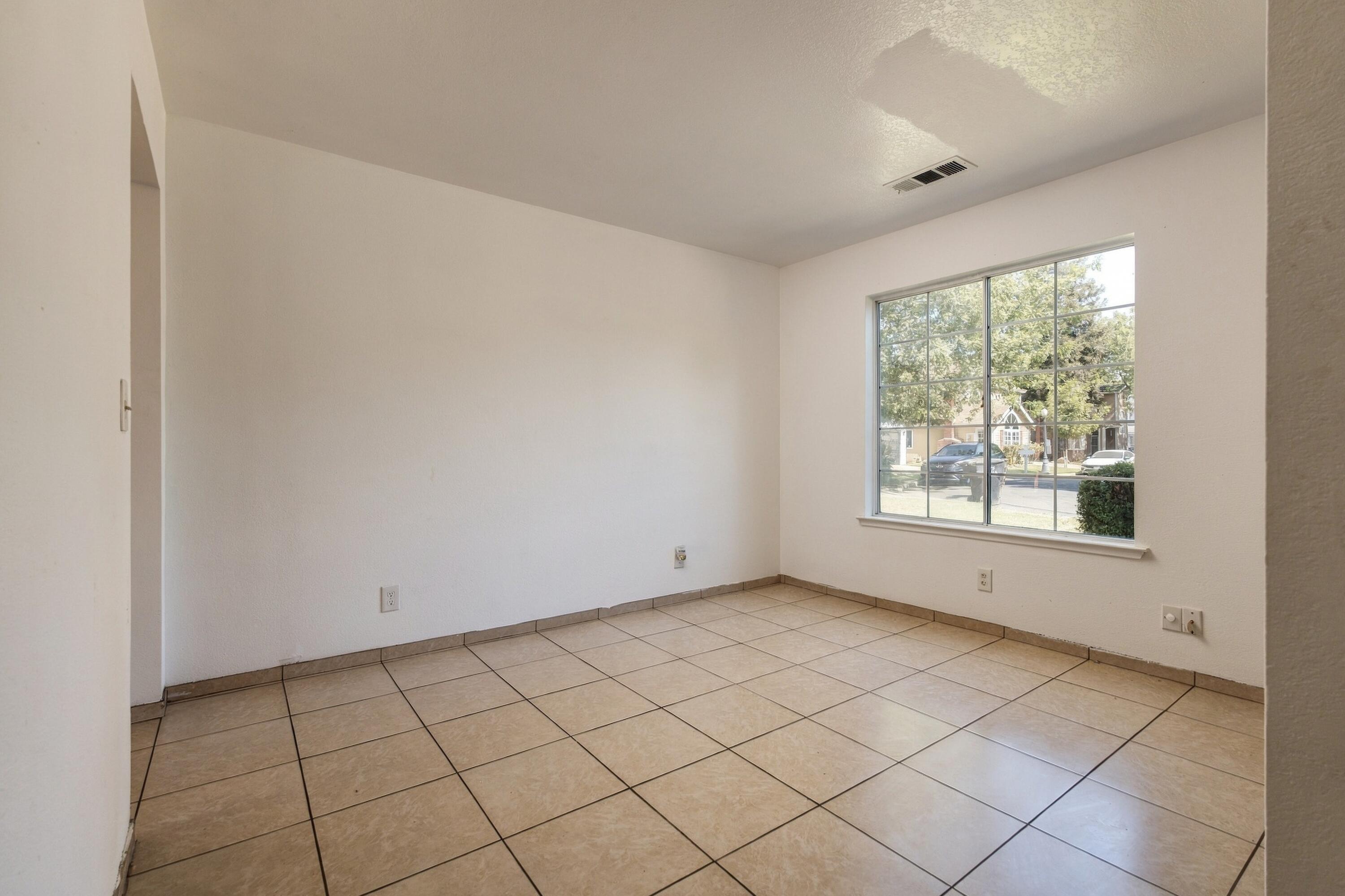 2447 N Michael St, Visalia, CA 93292