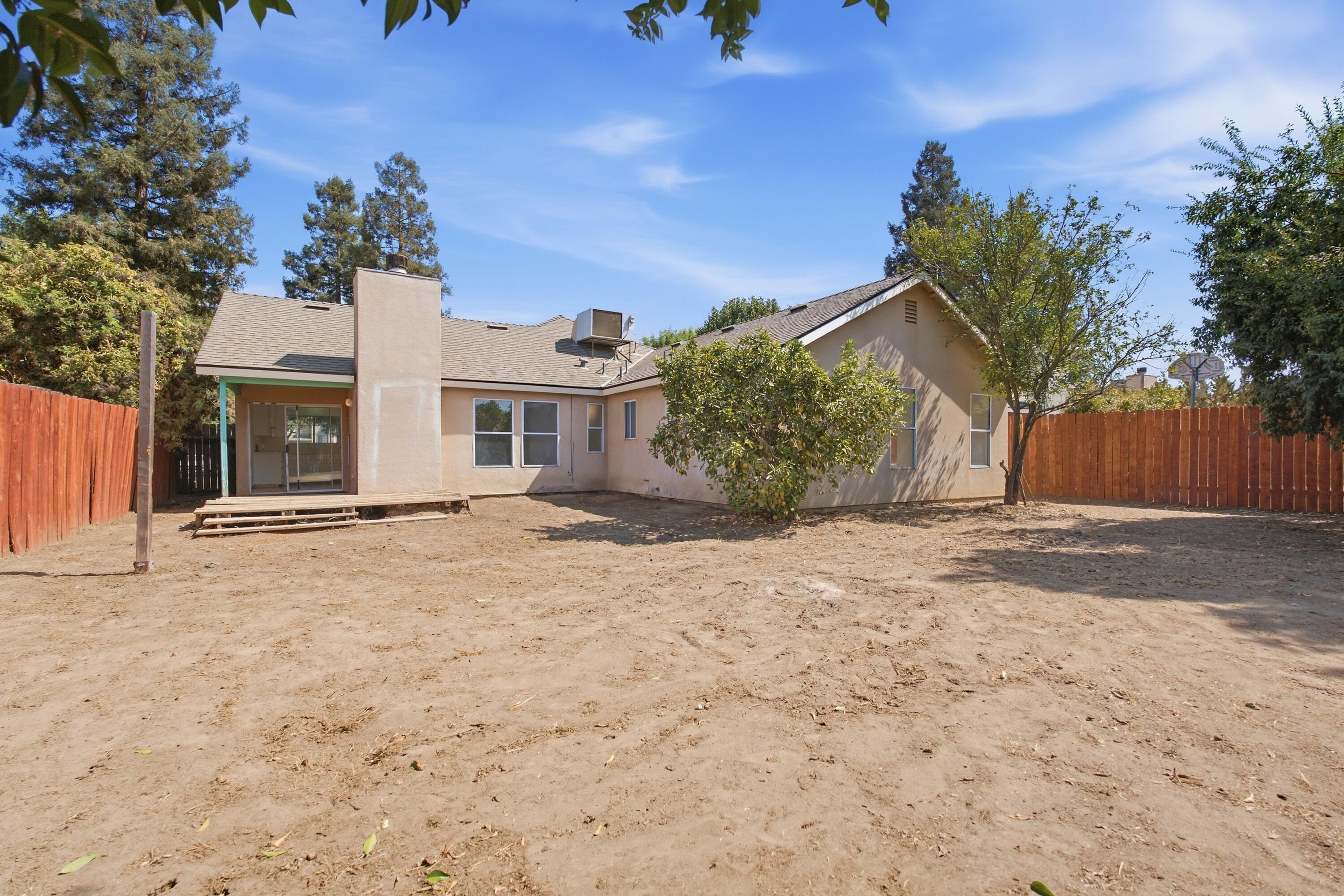 2447 N Michael St, Visalia, CA 93292