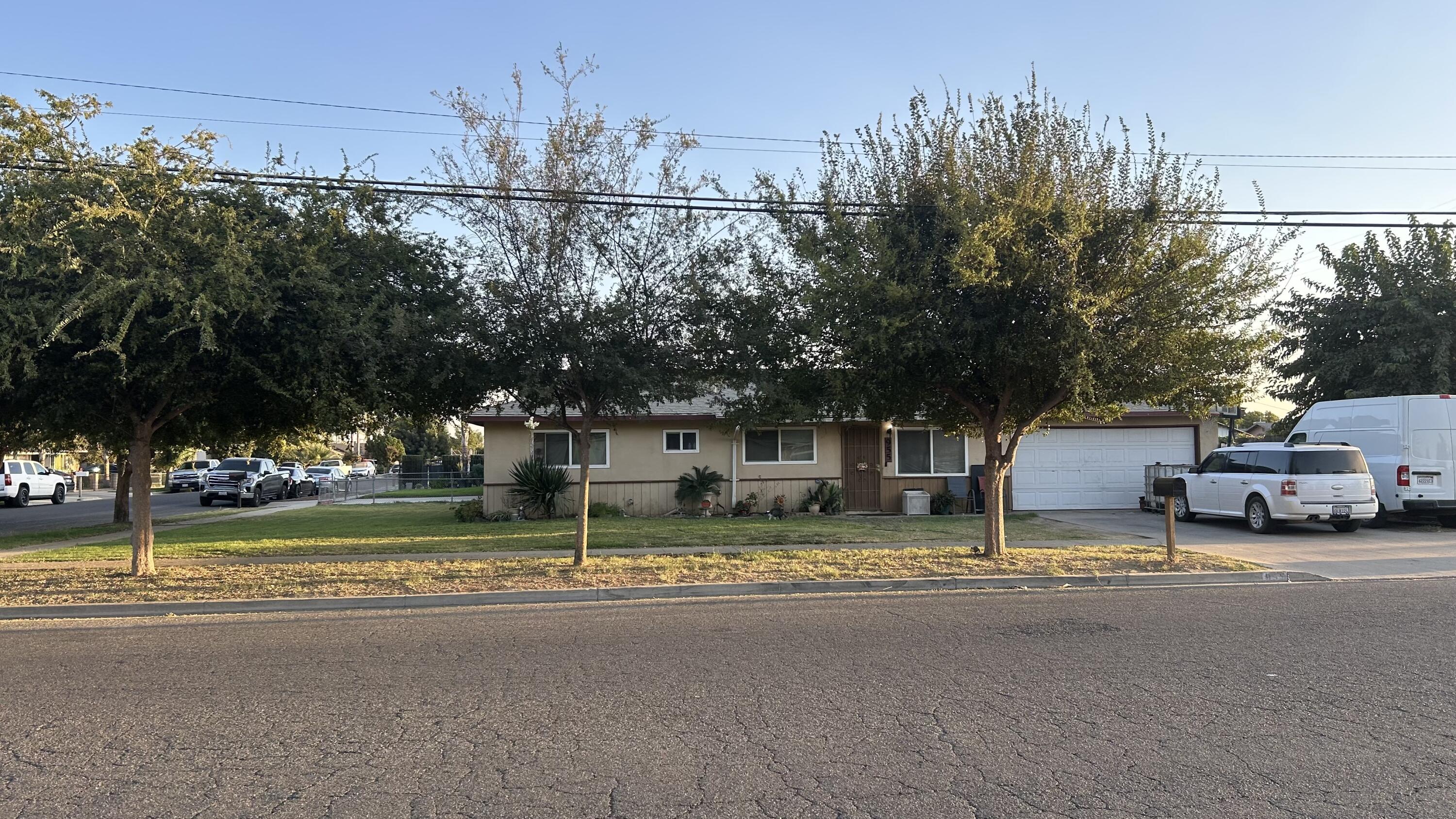 955 E Sonora Ave, Tulare, CA 93274