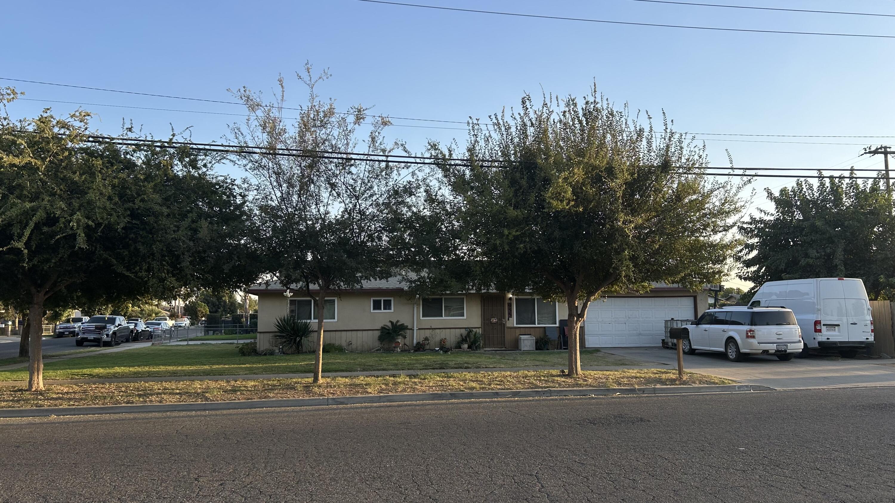 955 E Sonora Ave, Tulare, CA 93274