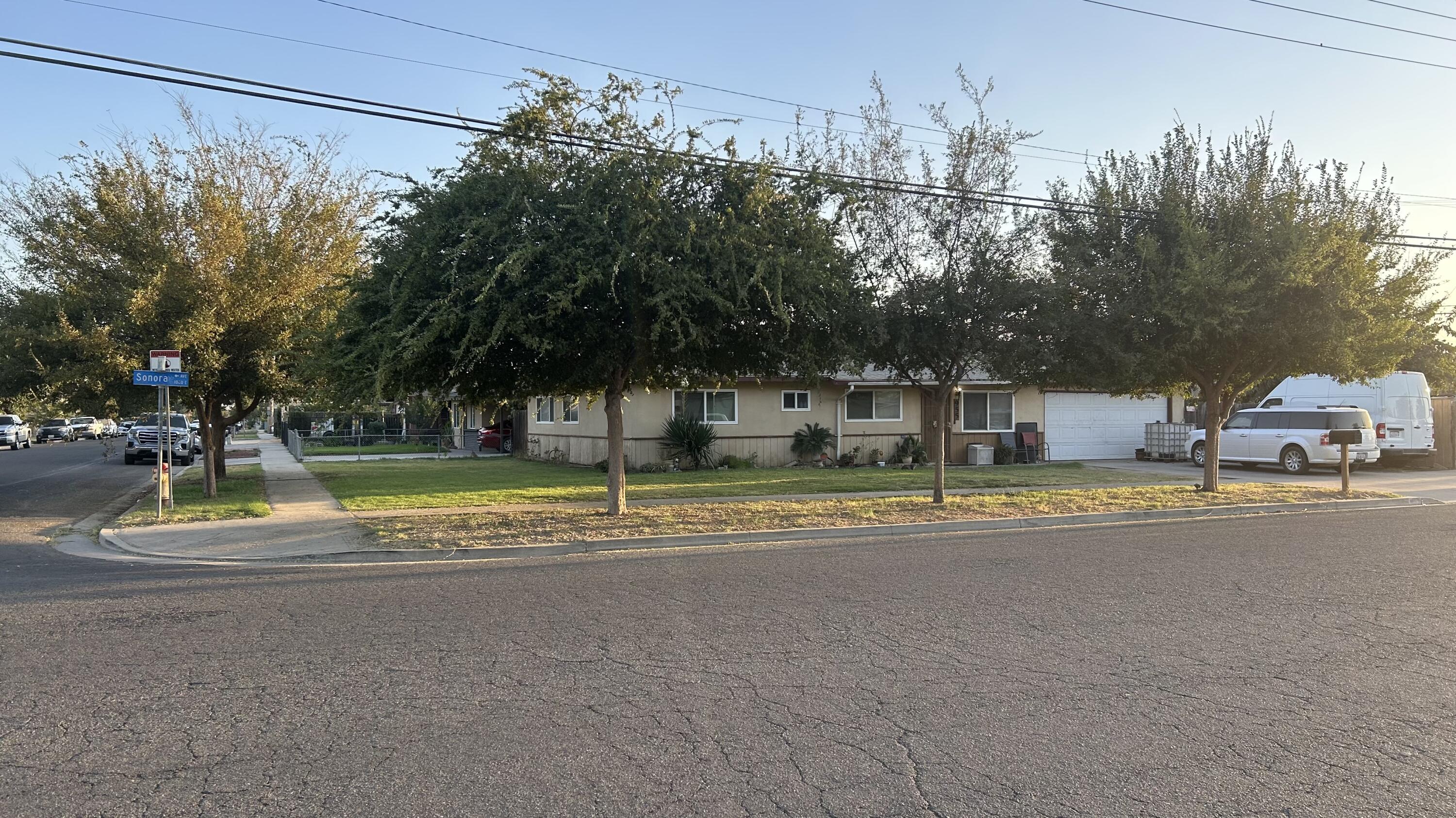 955 E Sonora Ave, Tulare, CA 93274