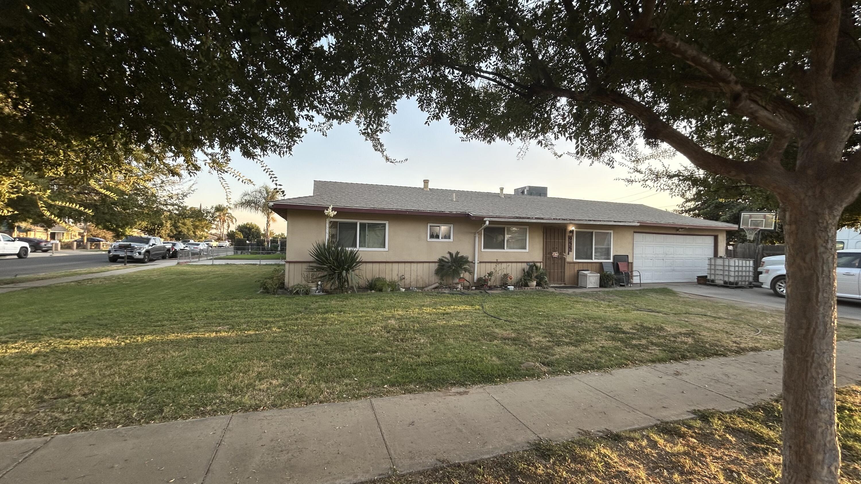 955 E Sonora Ave, Tulare, CA 93274