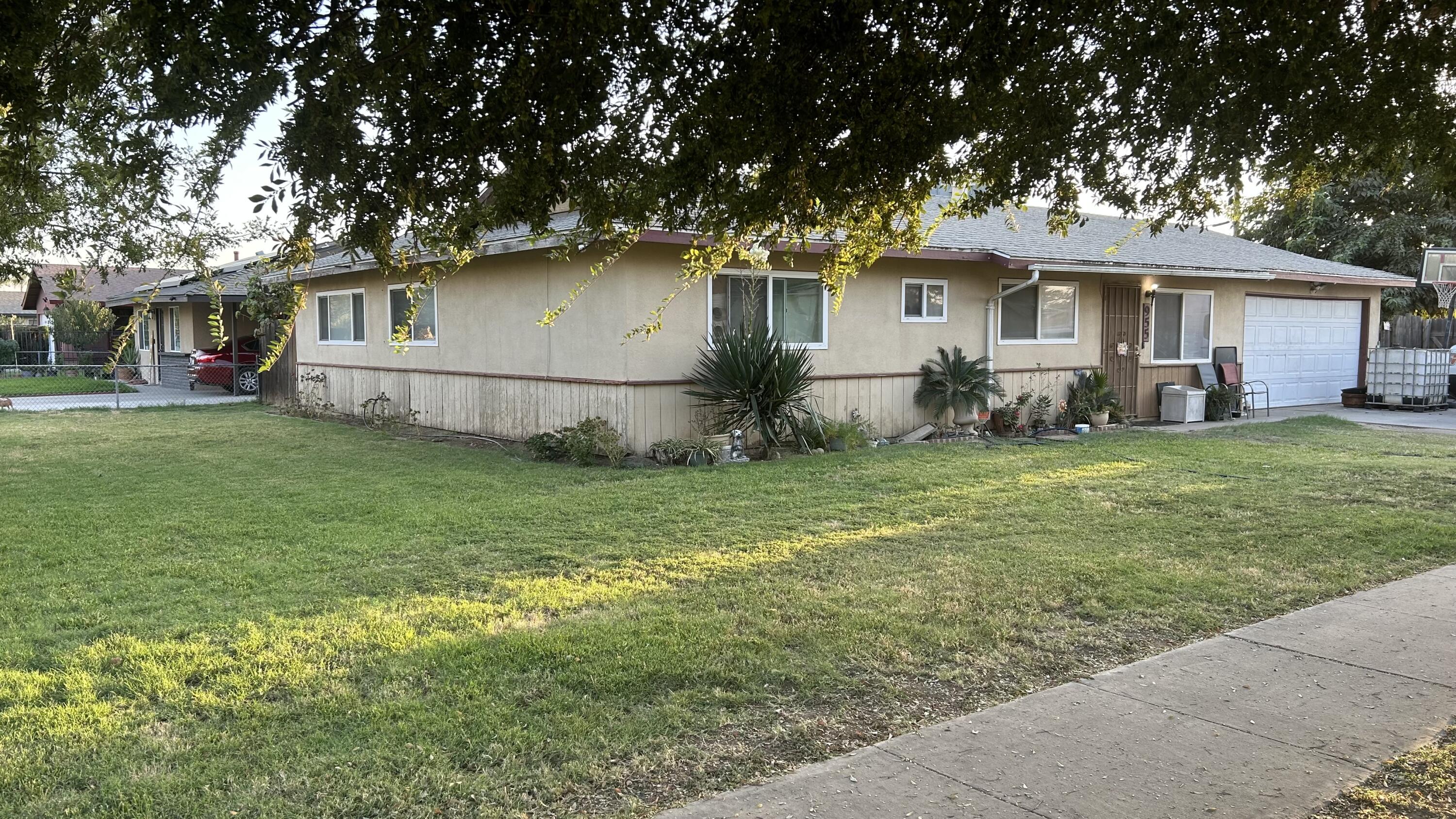 955 E Sonora Ave, Tulare, CA 93274