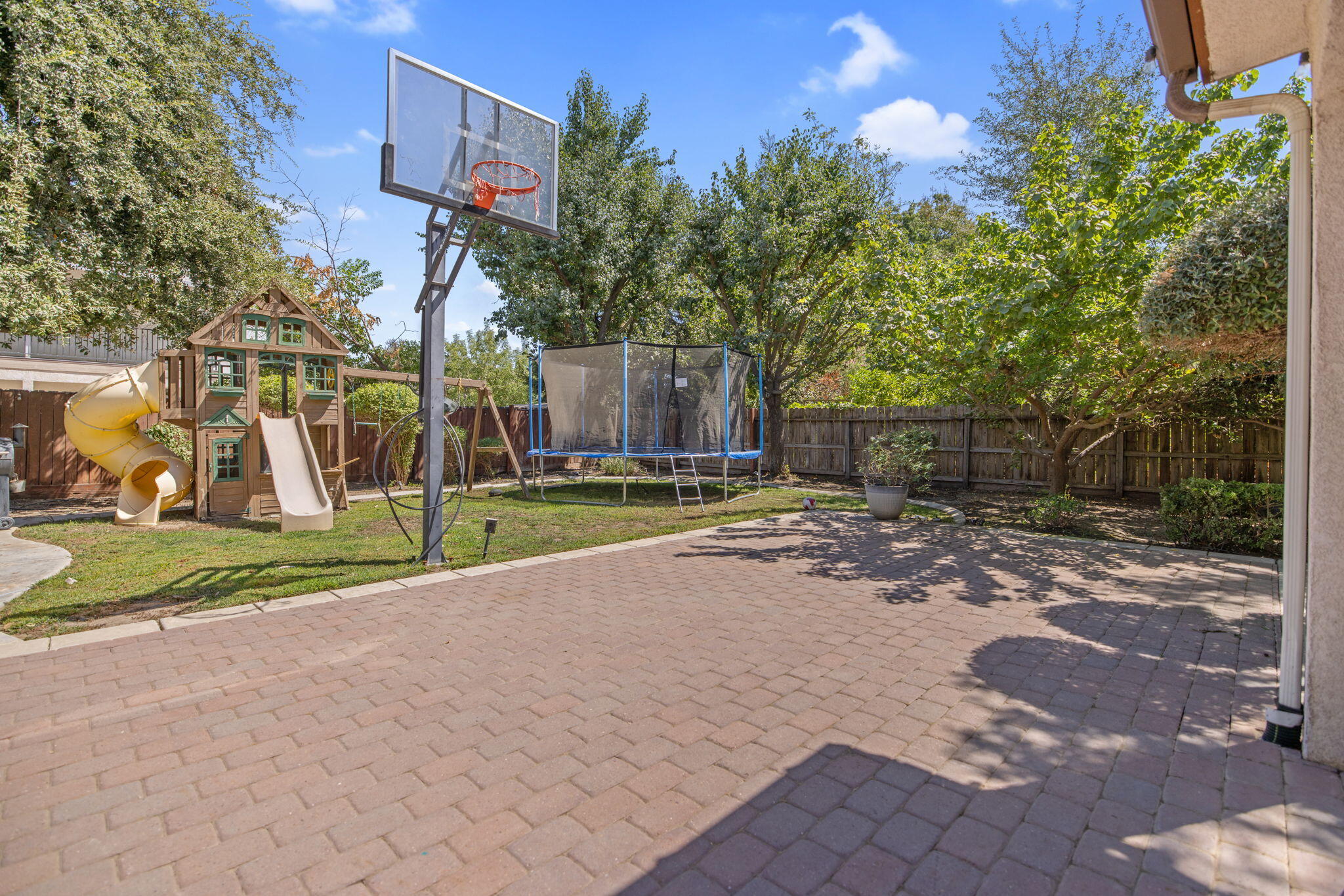 3834 N University St, Visalia, CA 93291