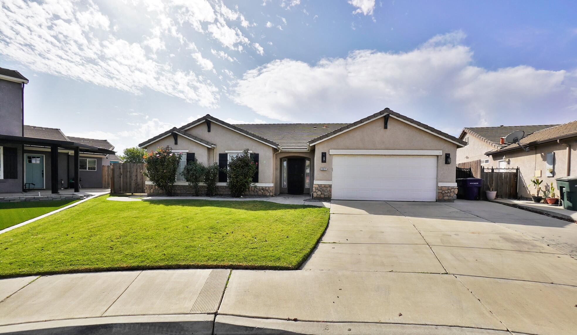 2017 W Queens Way, Hanford, CA 93230
