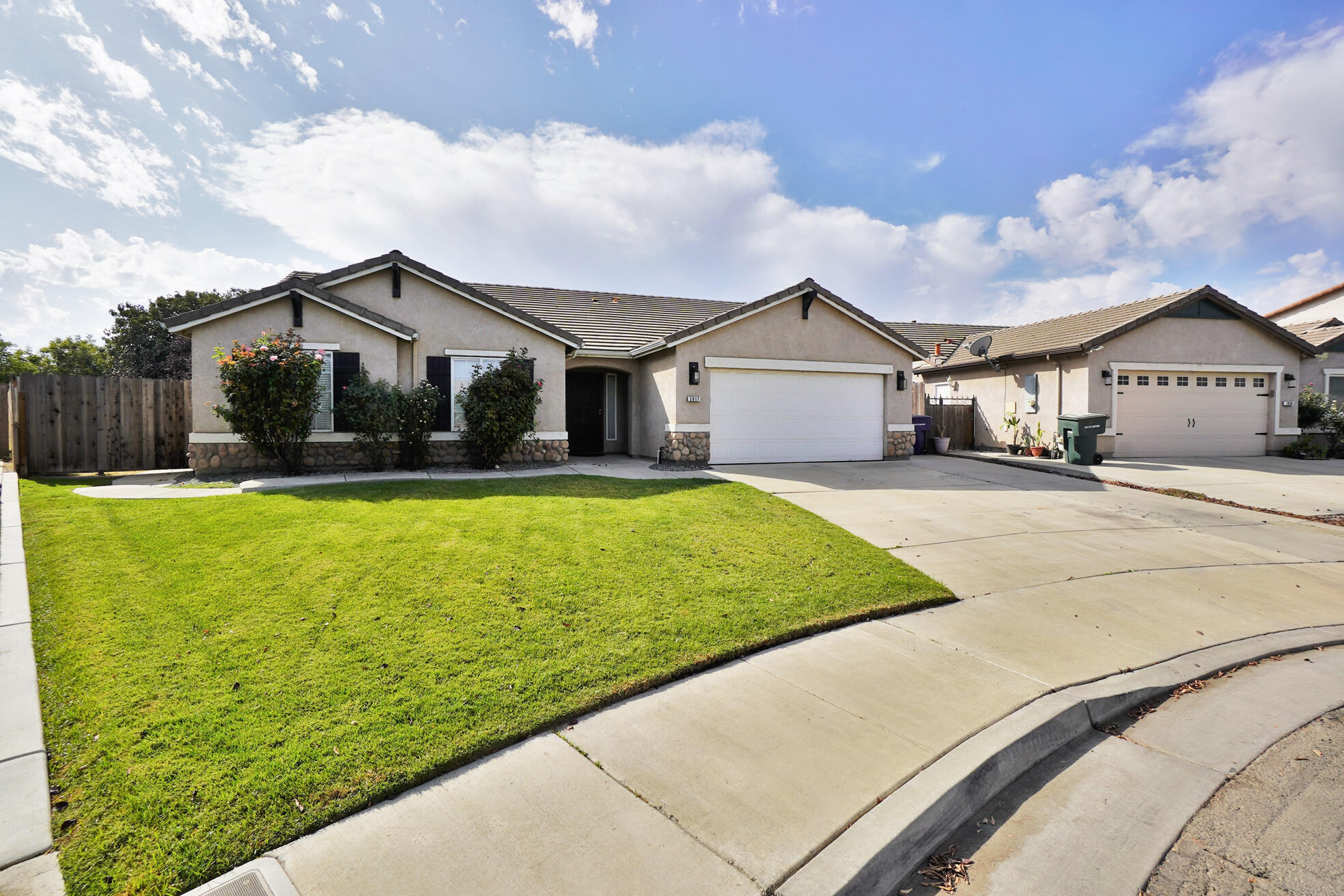 2017 W Queens Way, Hanford, CA 93230