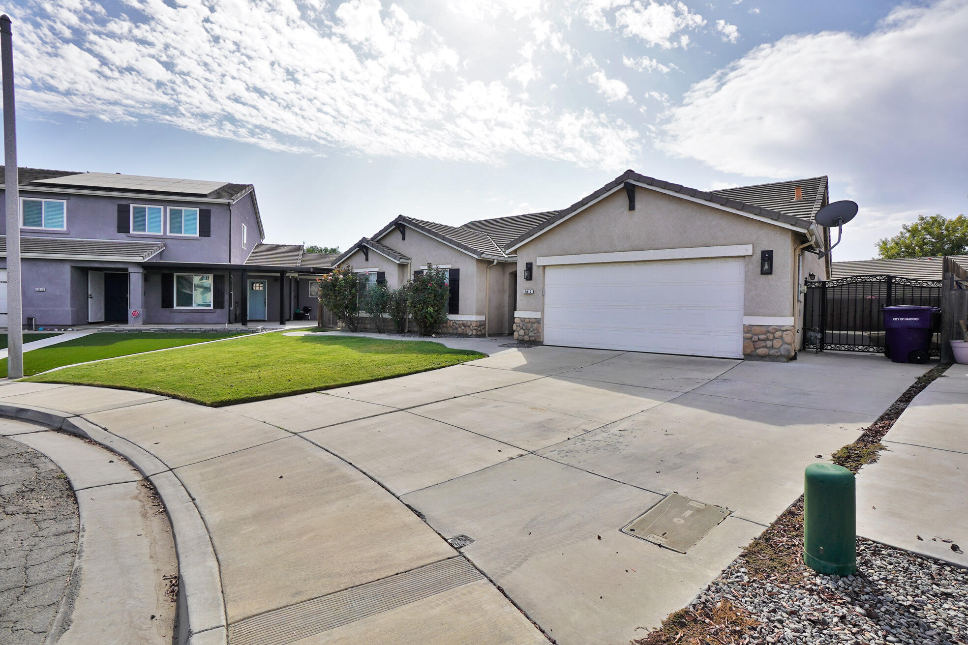2017 W Queens Way, Hanford, CA 93230