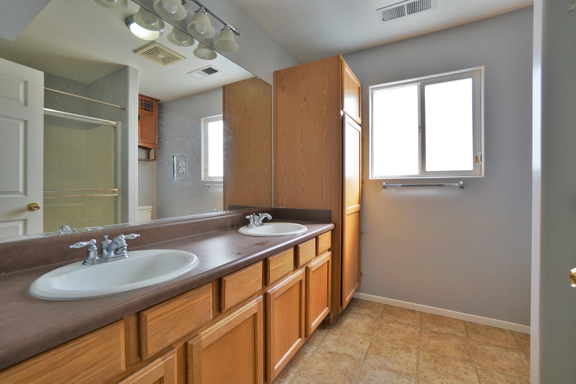 2017 W Queens Way, Hanford, CA 93230