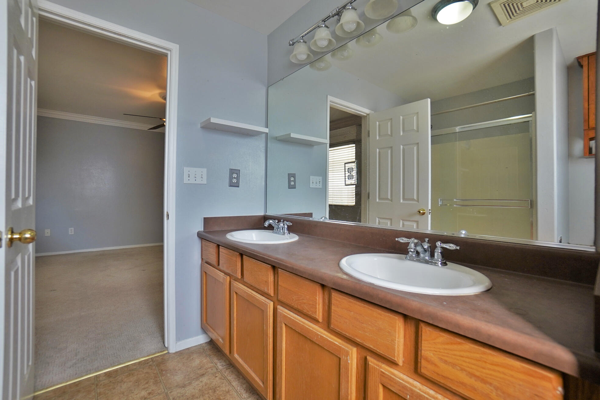 2017 W Queens Way, Hanford, CA 93230
