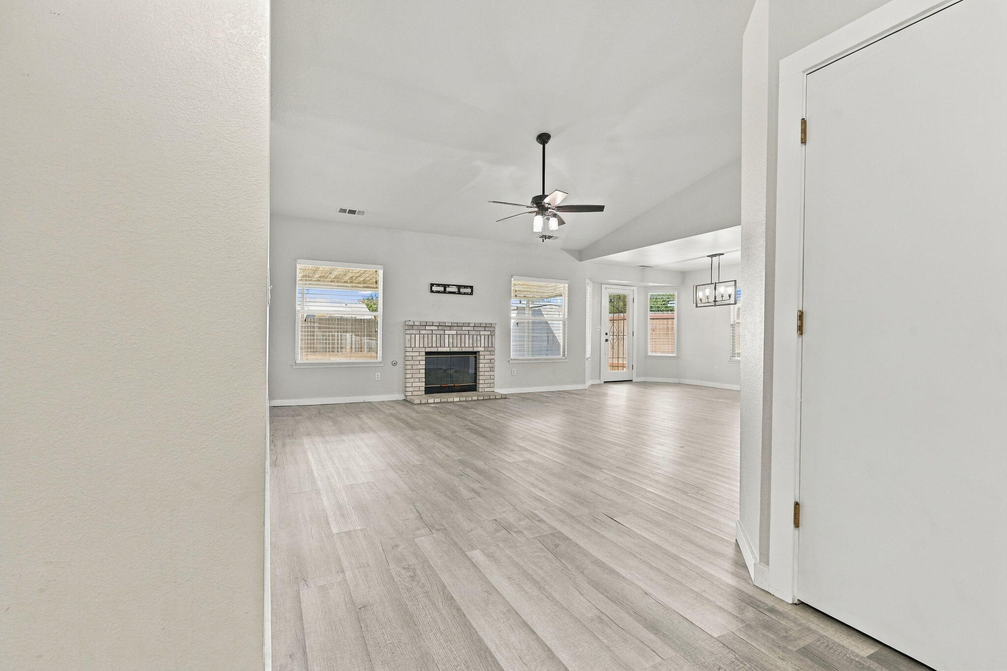 1914 Theresa Ave, Hanford, CA 93230