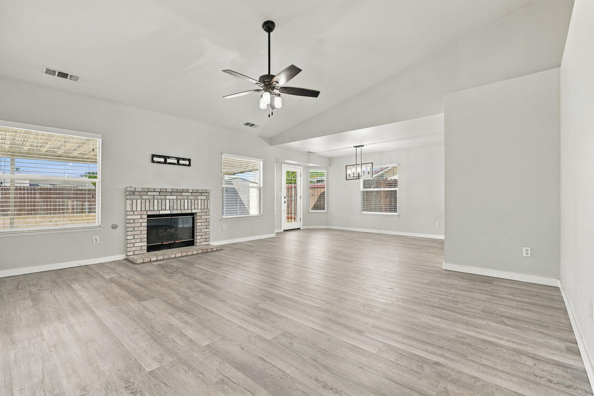1914 Theresa Ave, Hanford, CA 93230