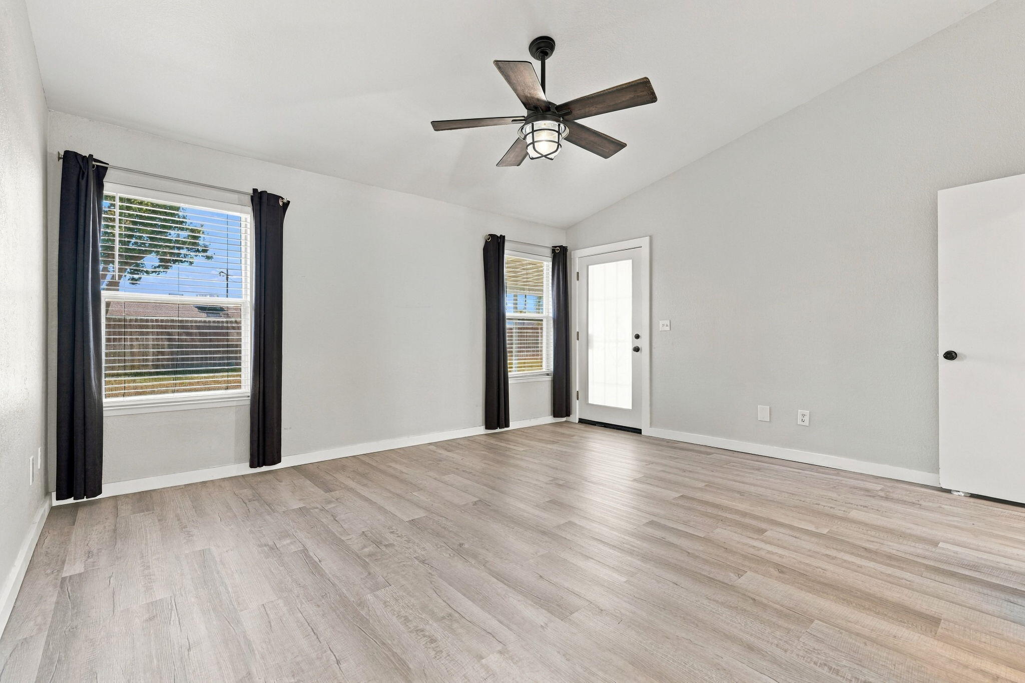 1914 Theresa Ave, Hanford, CA 93230