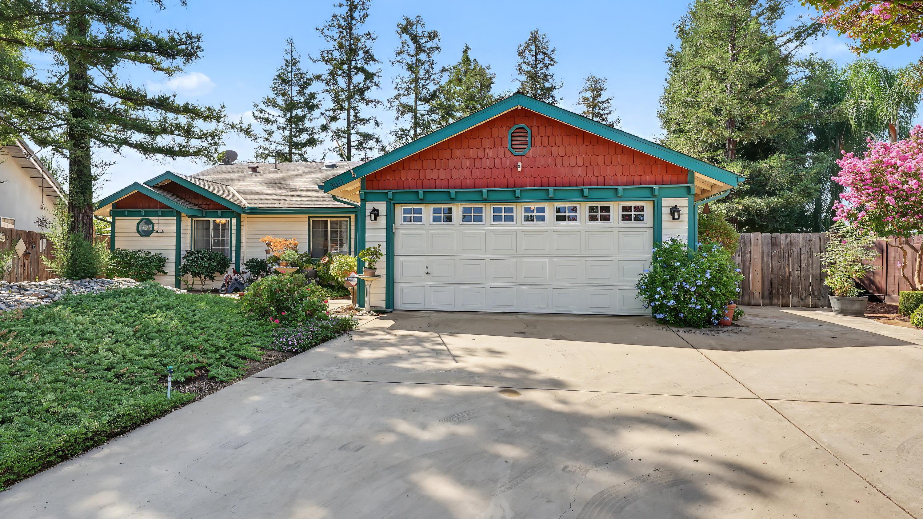 3611 E Center Ct, Visalia, CA 93292