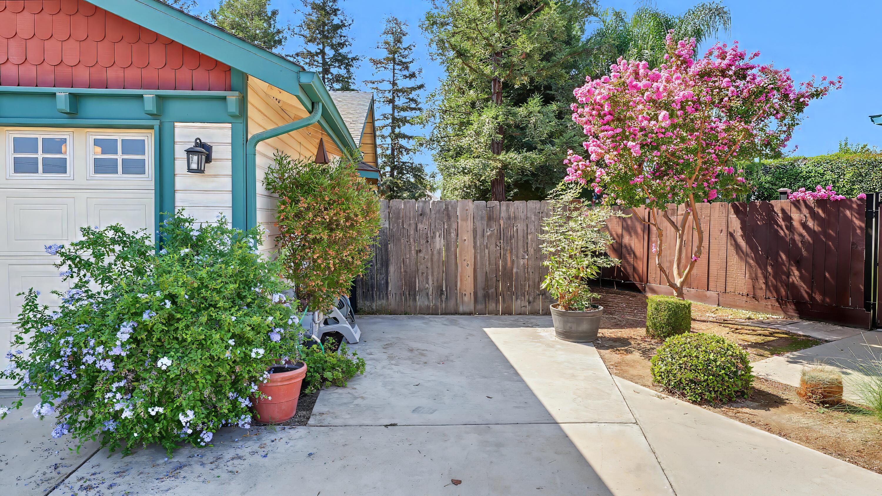 3611 E Center Ct, Visalia, CA 93292