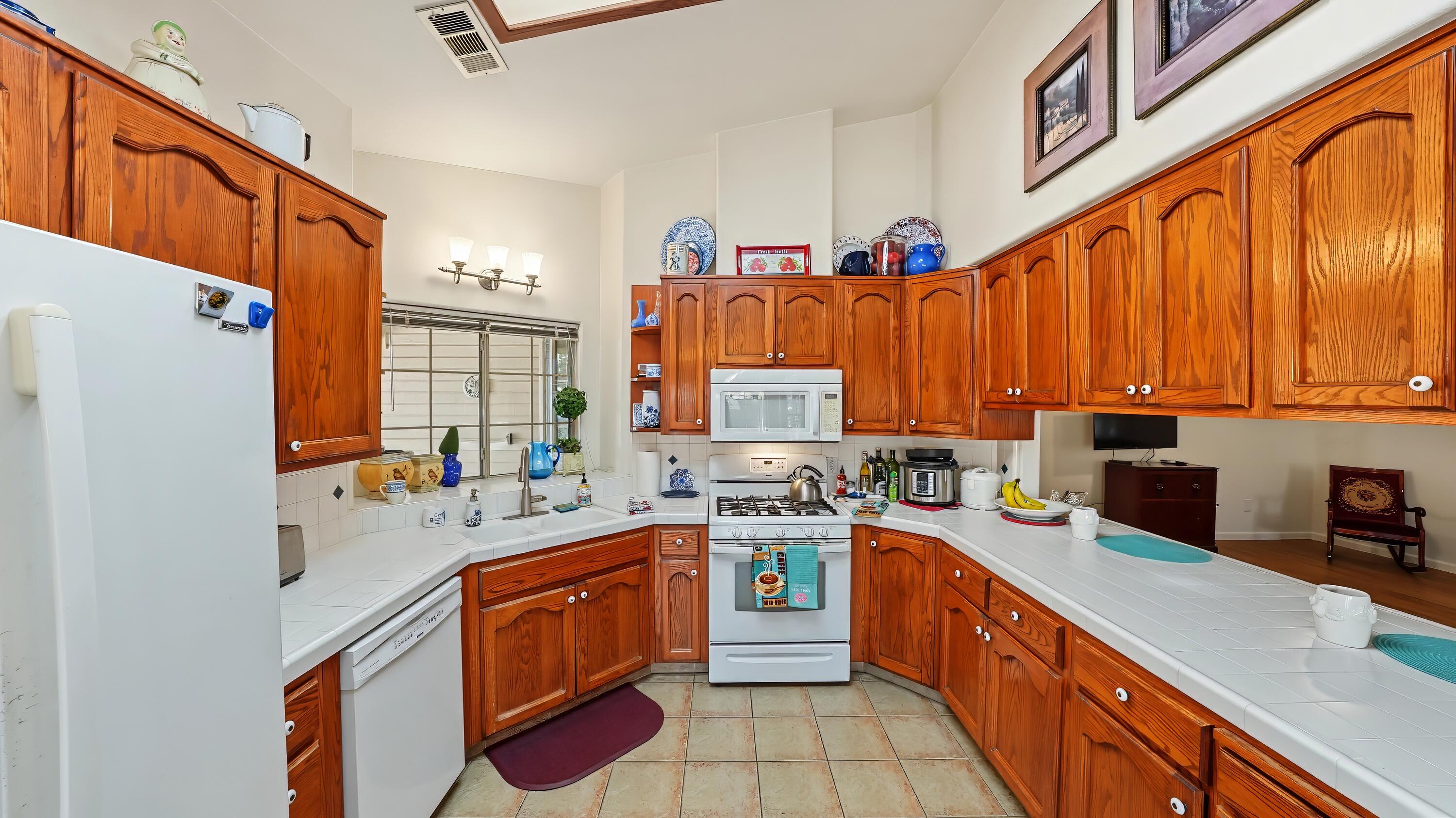 3611 E Center Ct, Visalia, CA 93292