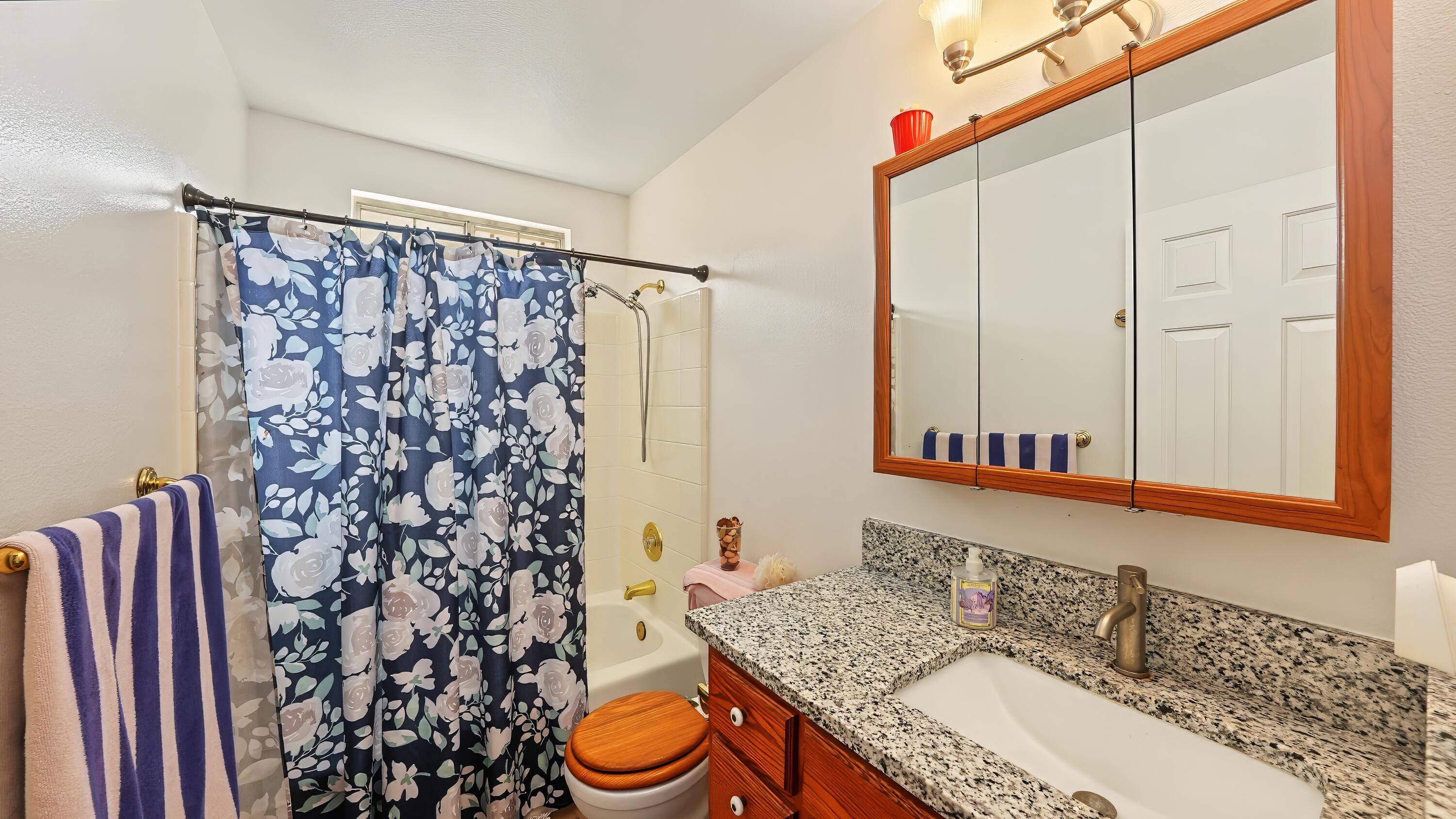 3611 E Center Ct, Visalia, CA 93292