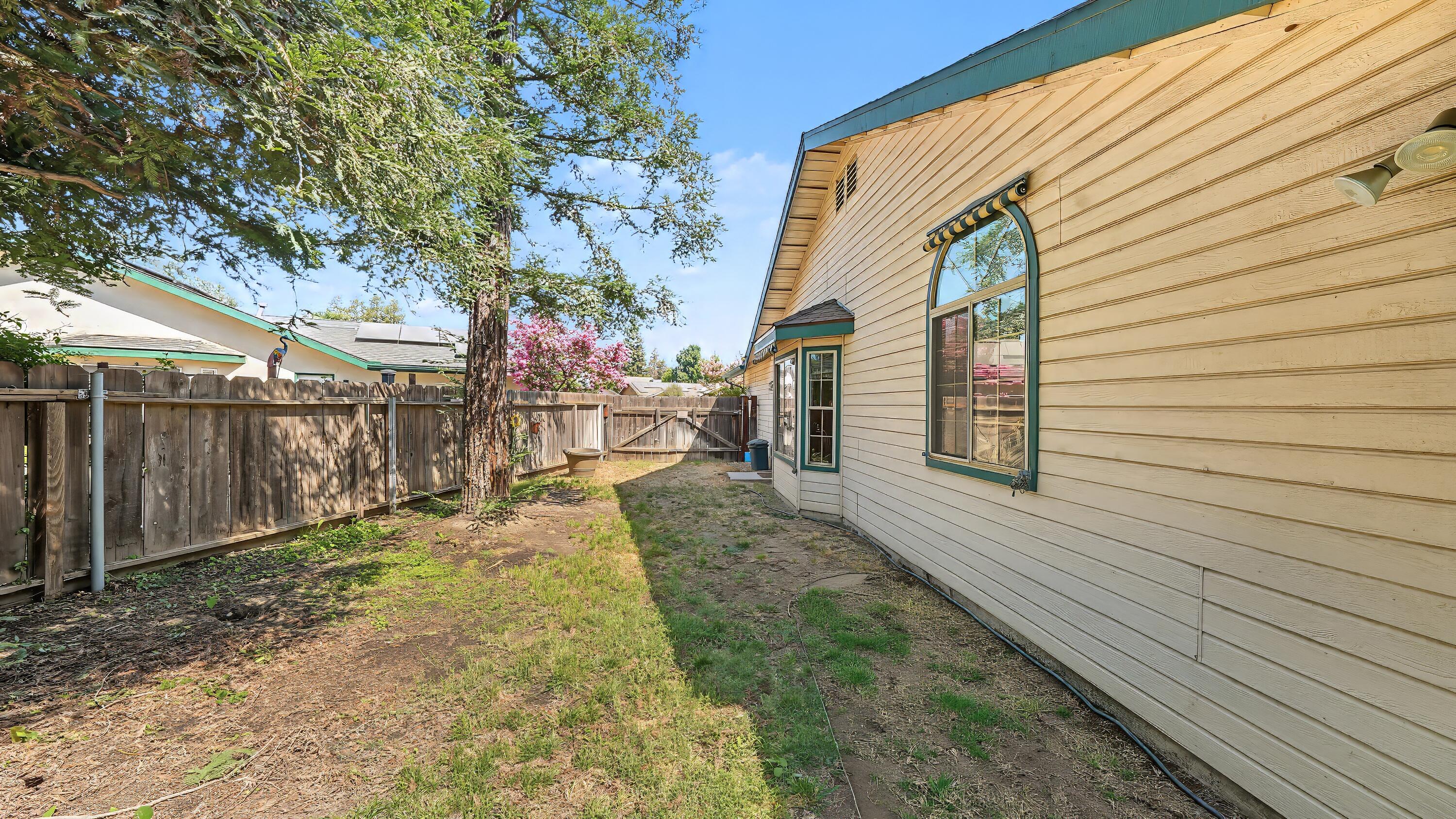3611 E Center Ct, Visalia, CA 93292
