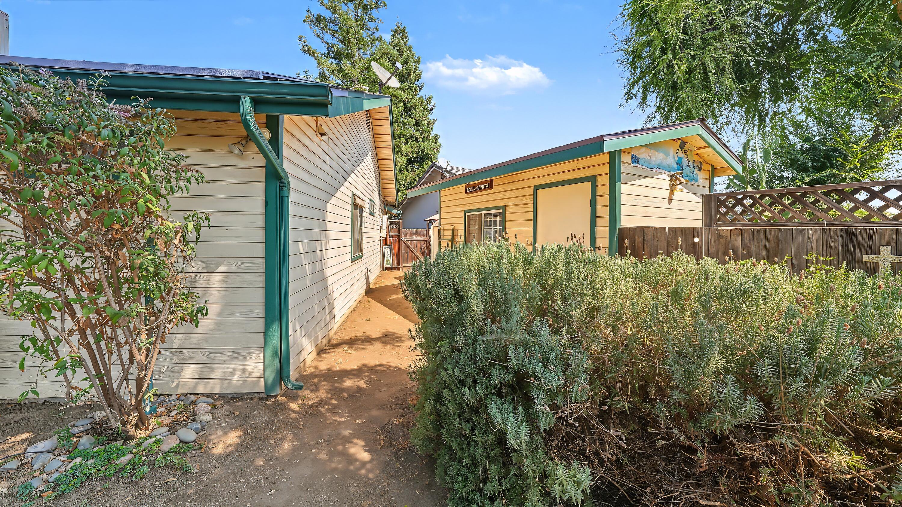3611 E Center Ct, Visalia, CA 93292