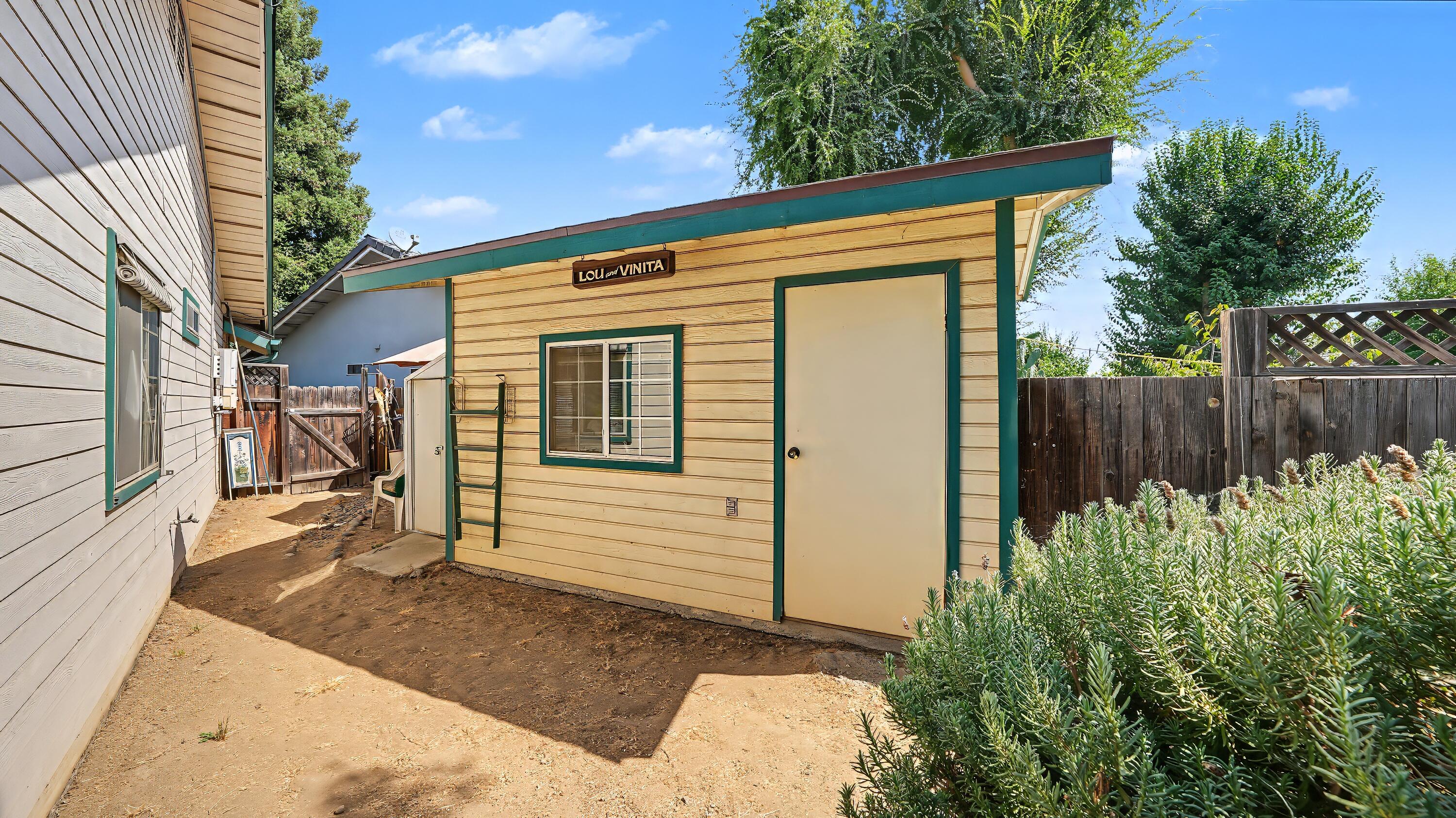 3611 E Center Ct, Visalia, CA 93292