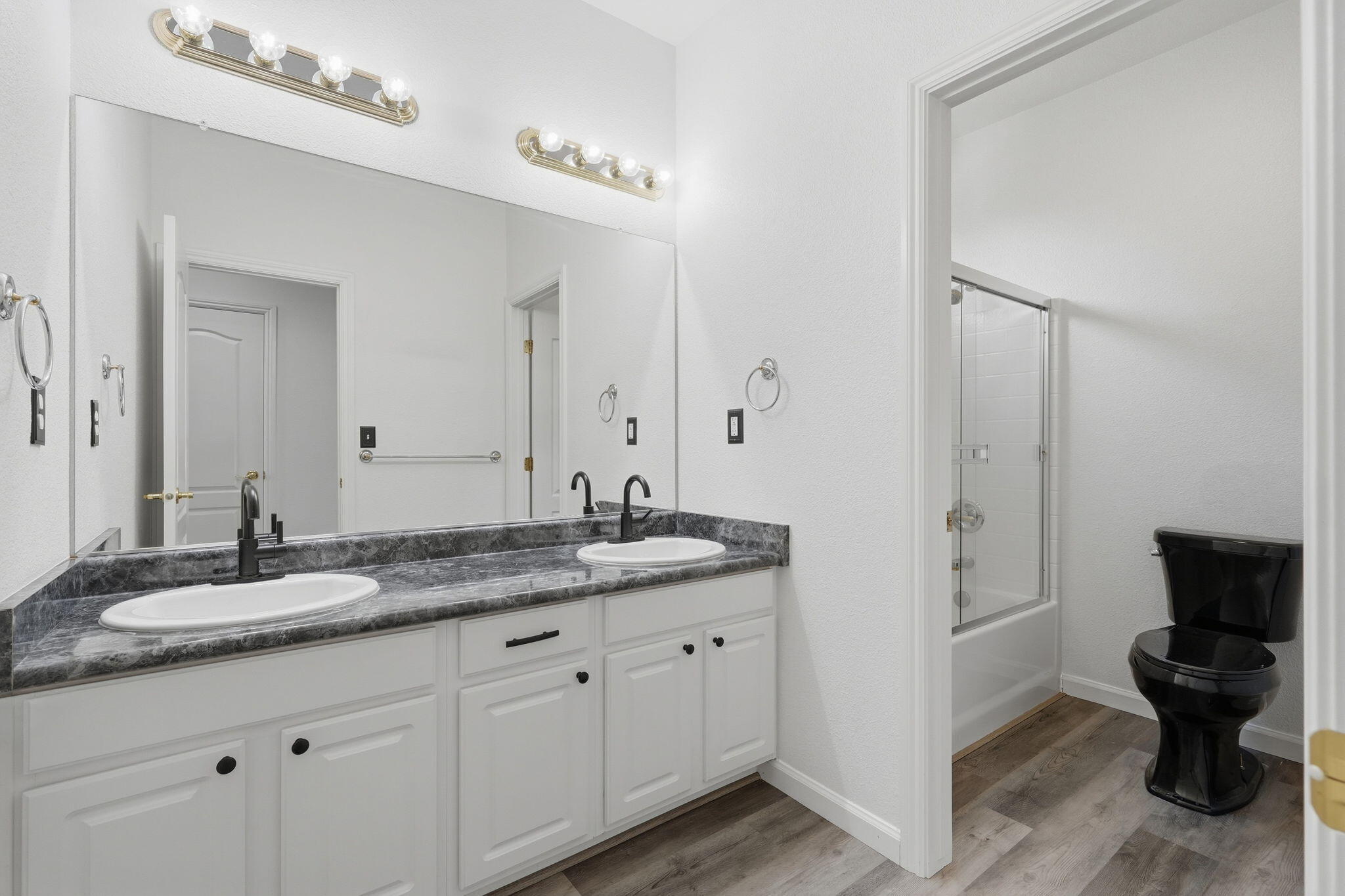 4217 W Elowin Ct, Visalia, CA 93291