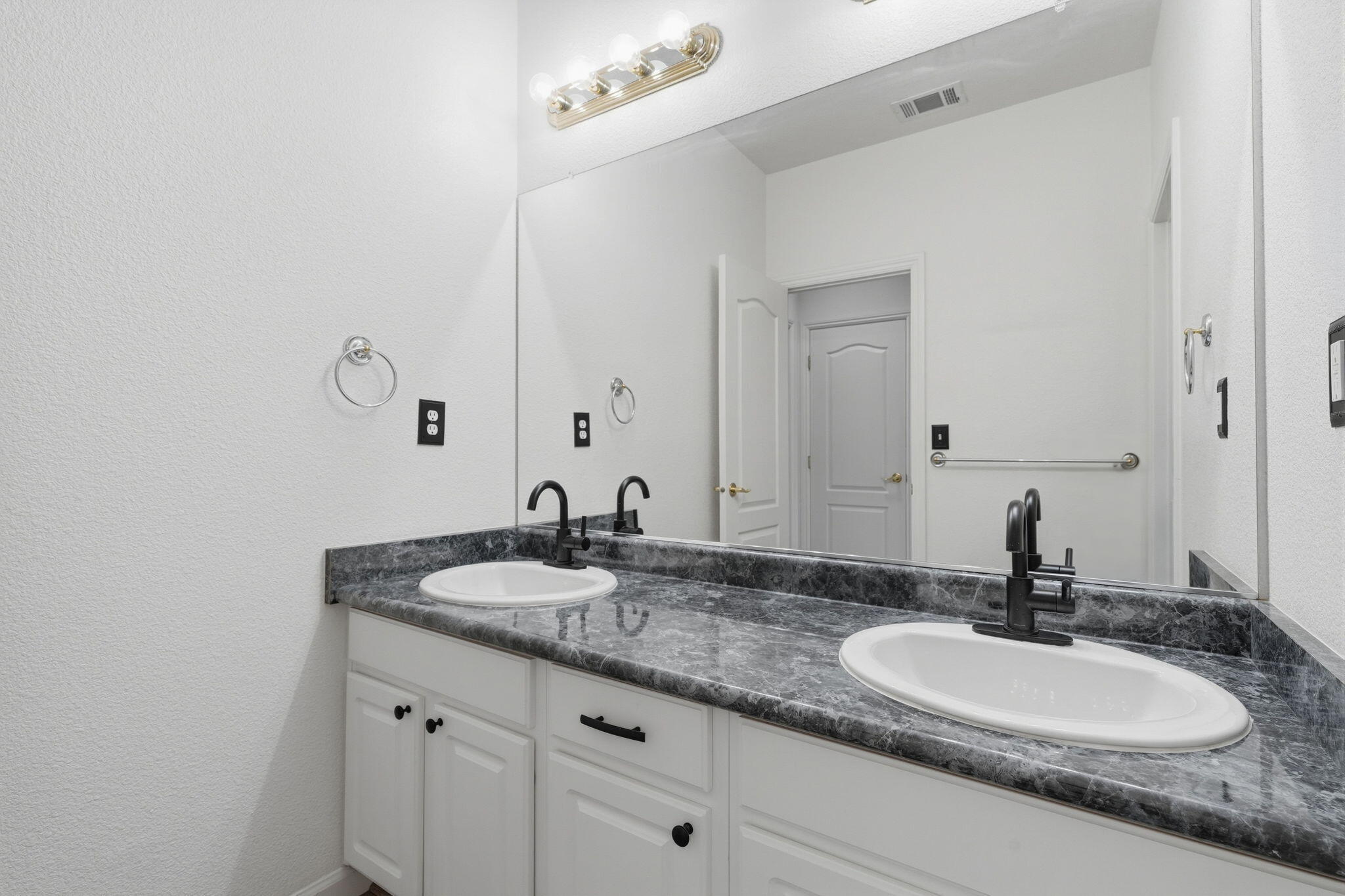 4217 W Elowin Ct, Visalia, CA 93291