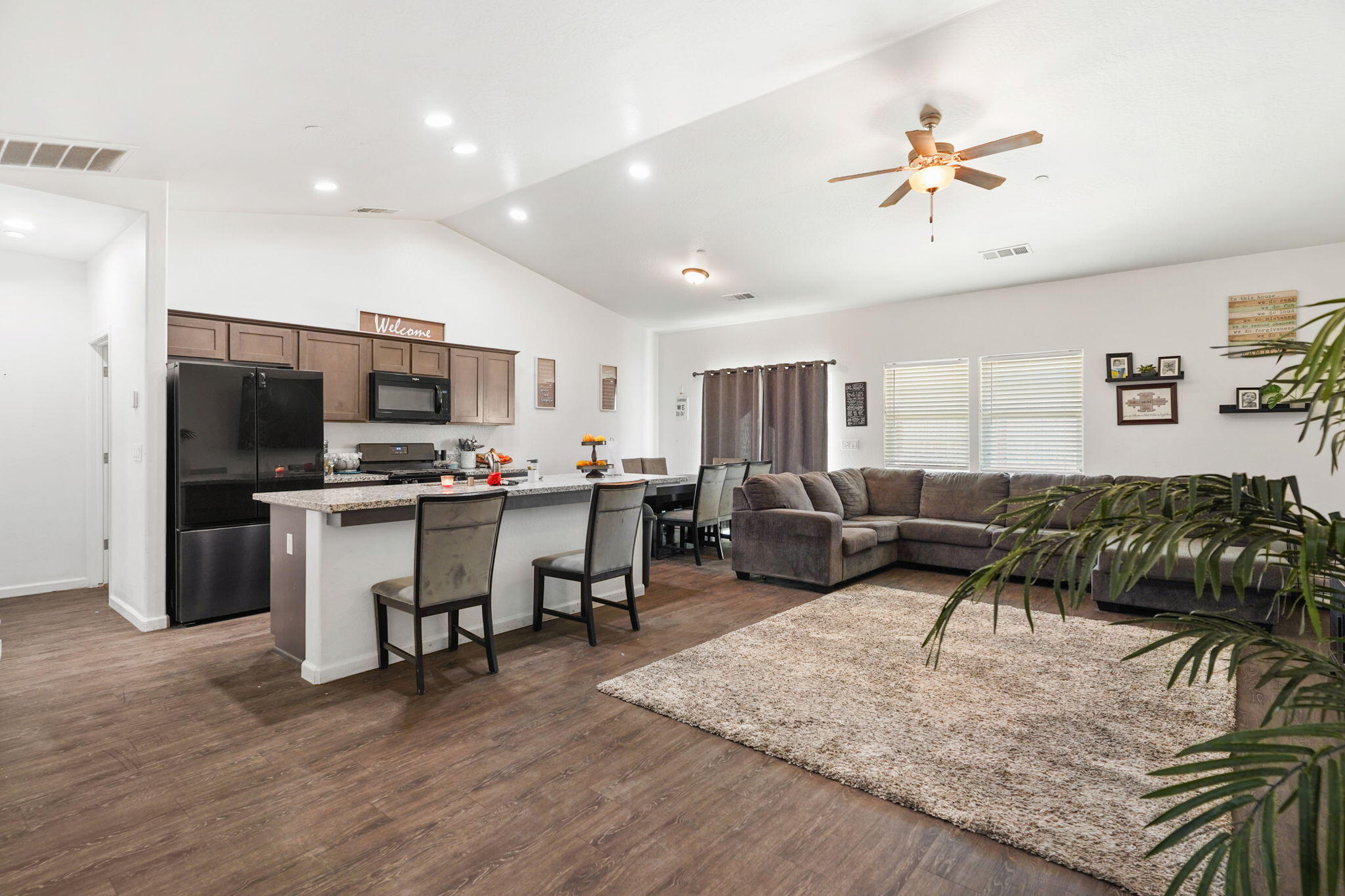 7271 Woodbine Ave, Visalia, CA 93291