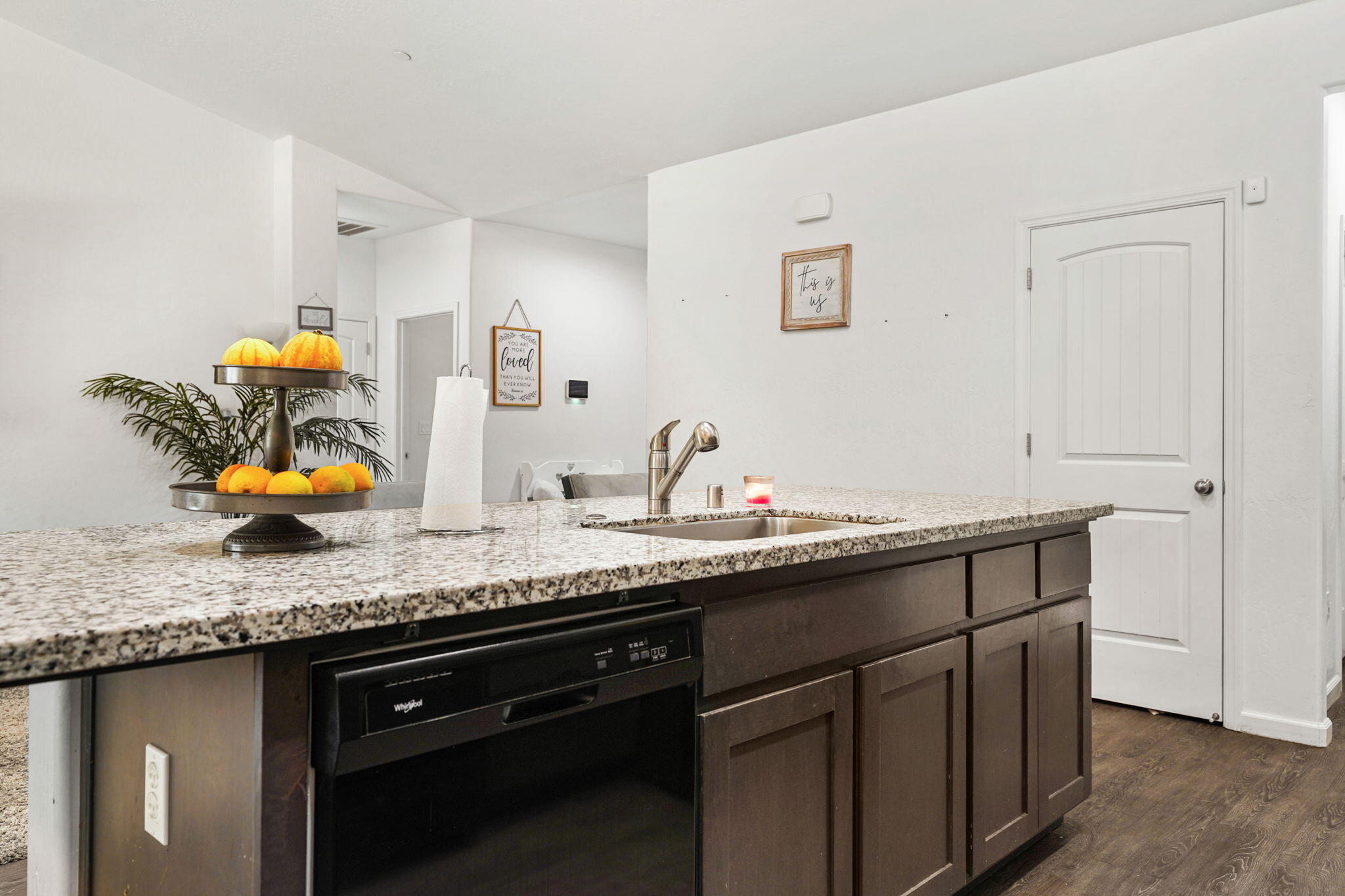 7271 Woodbine Ave, Visalia, CA 93291