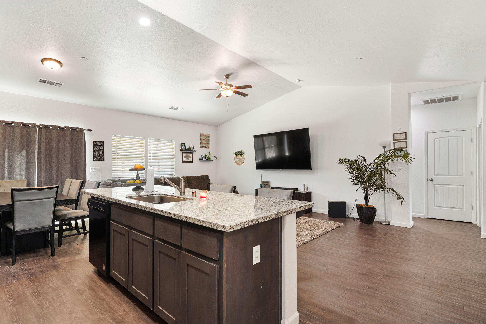 7271 Woodbine Ave, Visalia, CA 93291
