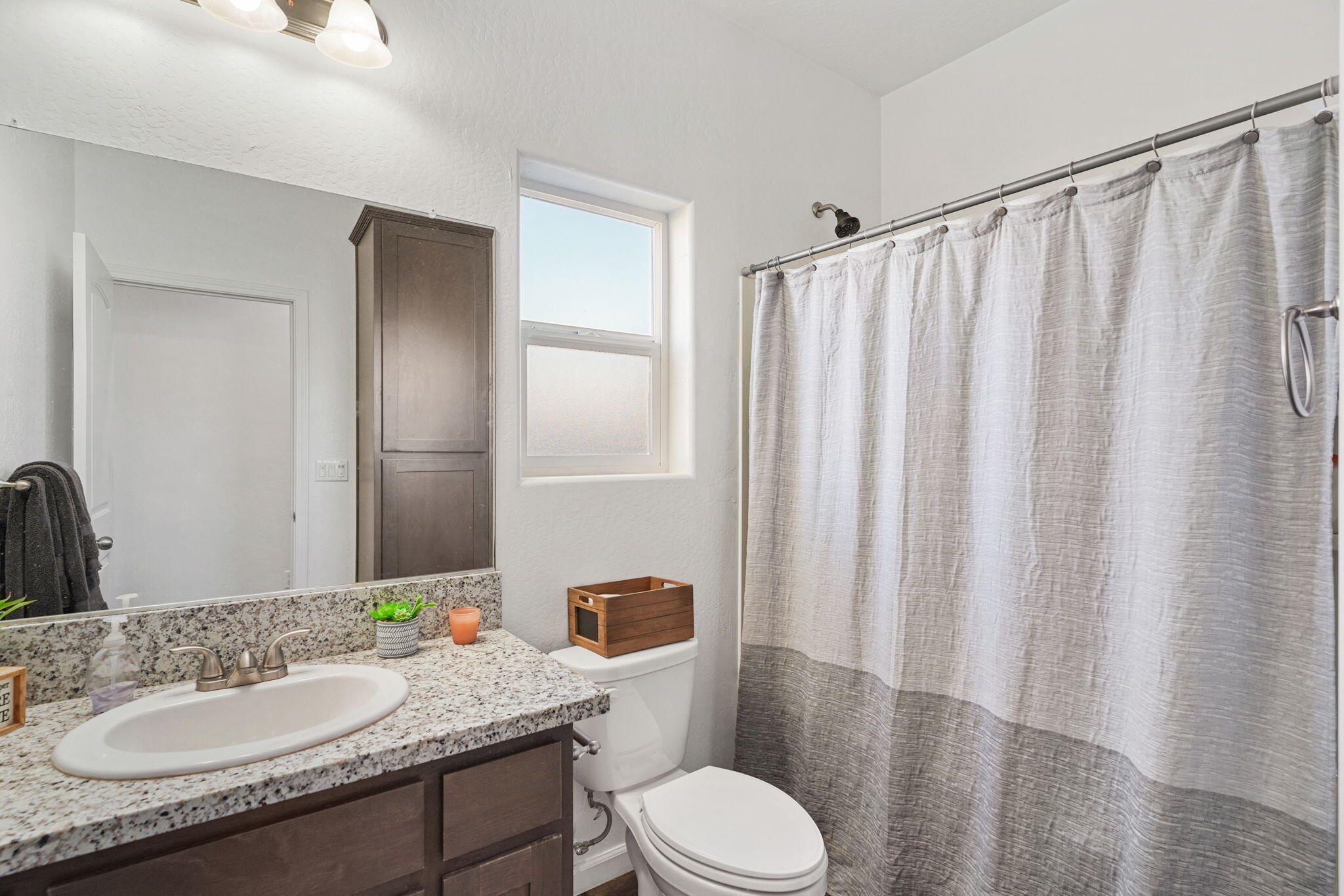 7271 Woodbine Ave, Visalia, CA 93291