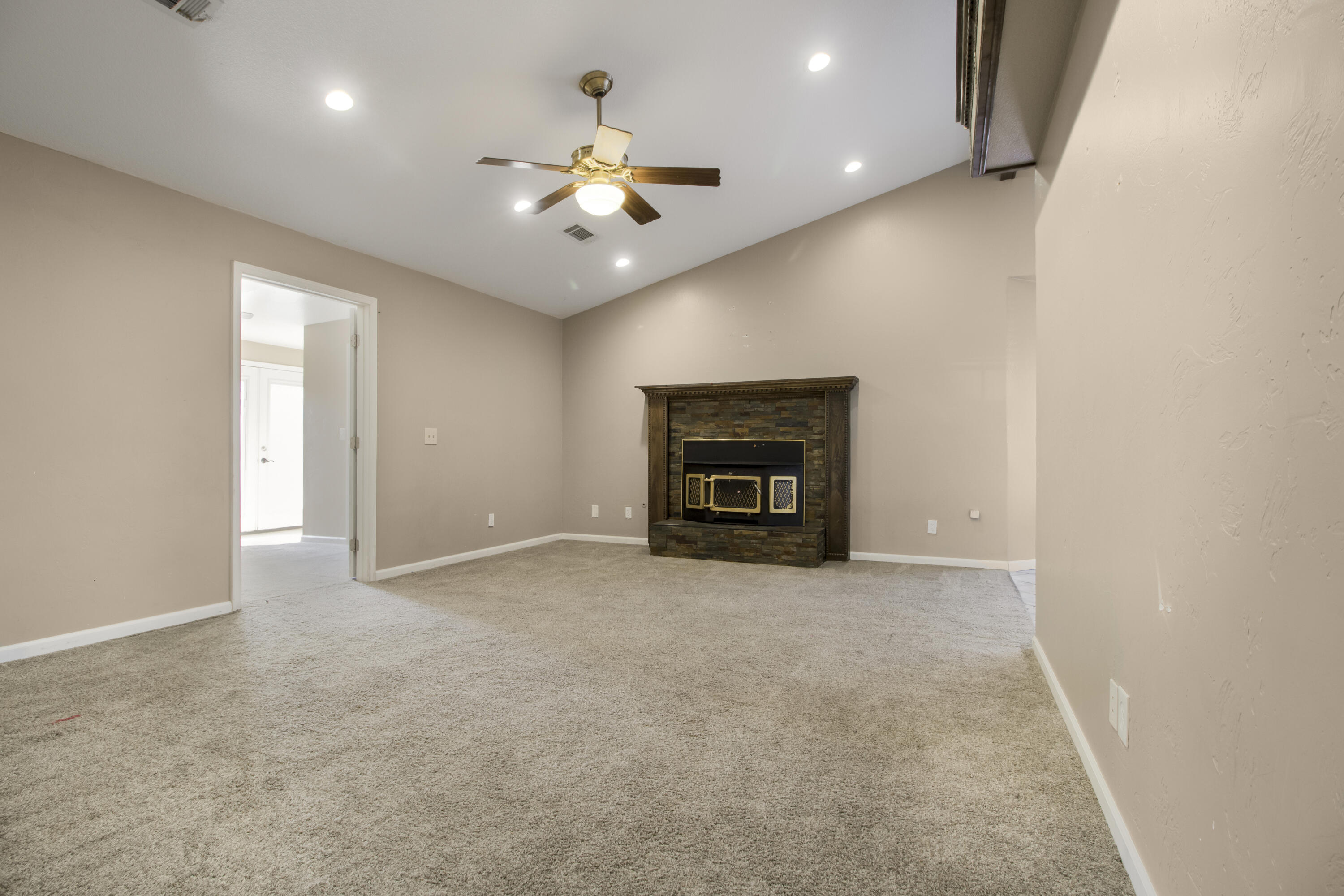 669 Coral St, Tulare, CA 93274