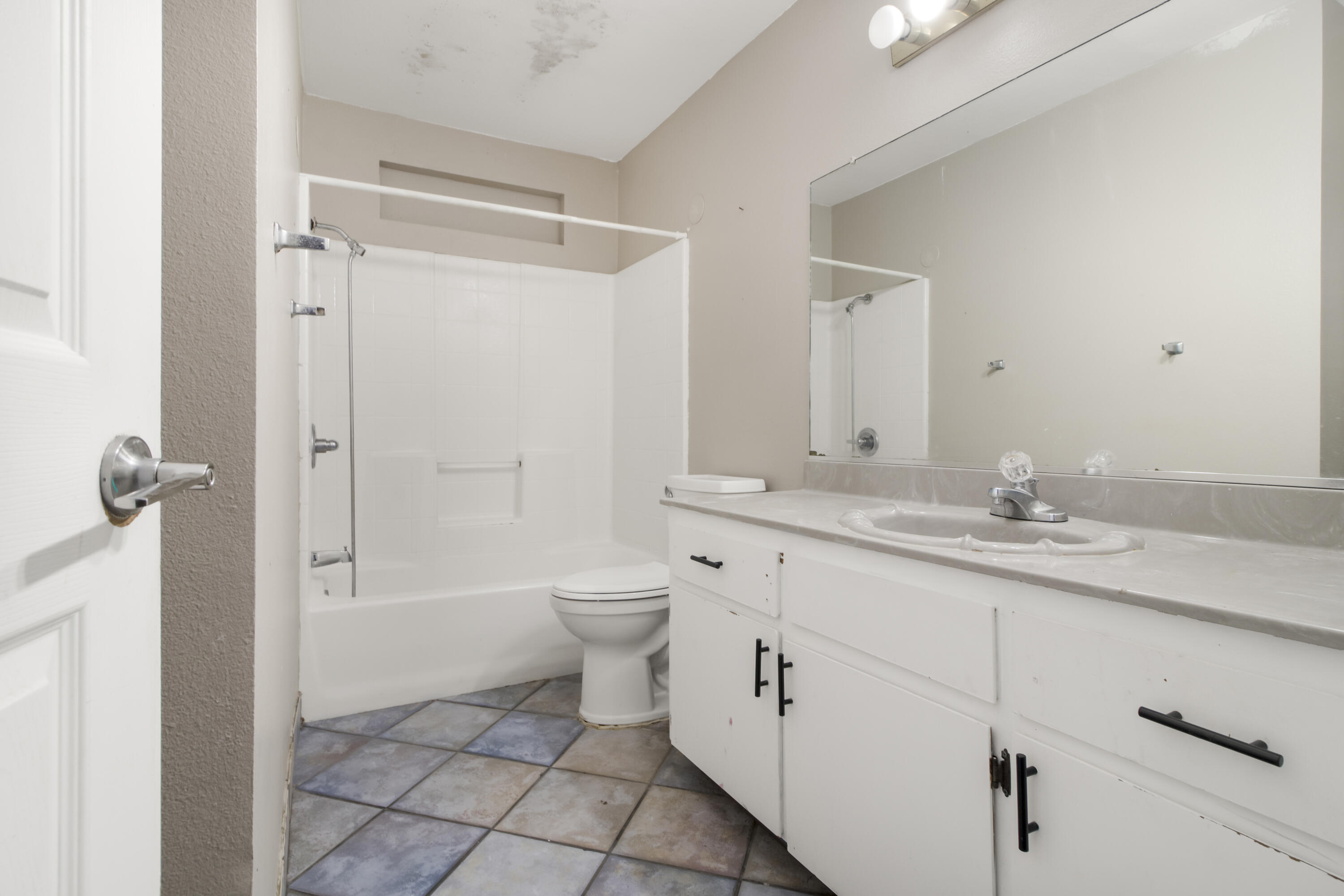 669 Coral St, Tulare, CA 93274