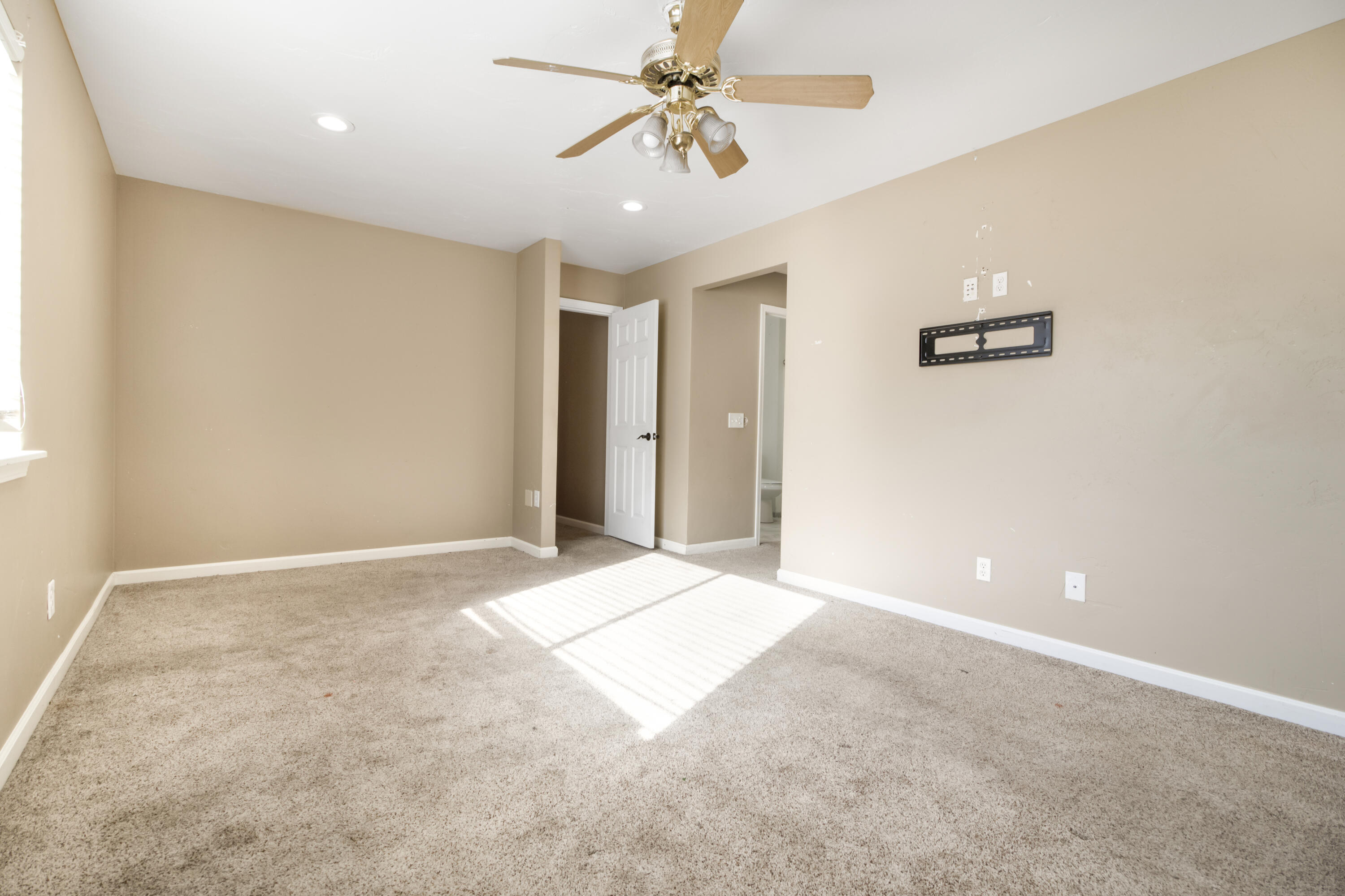 669 Coral St, Tulare, CA 93274