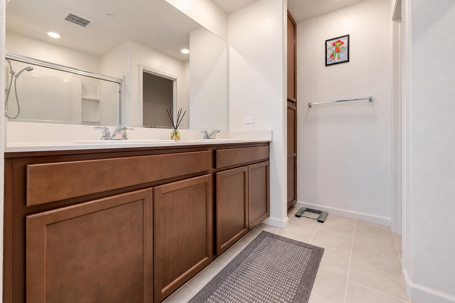 2207 S Crumal St, Visalia, CA 93292