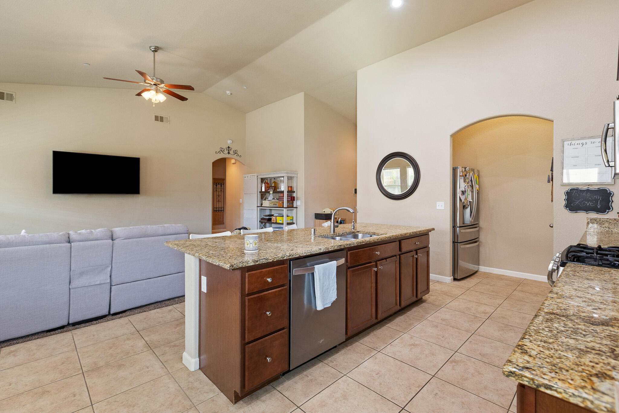 689 Montana De Oro St, Tulare, CA 93274