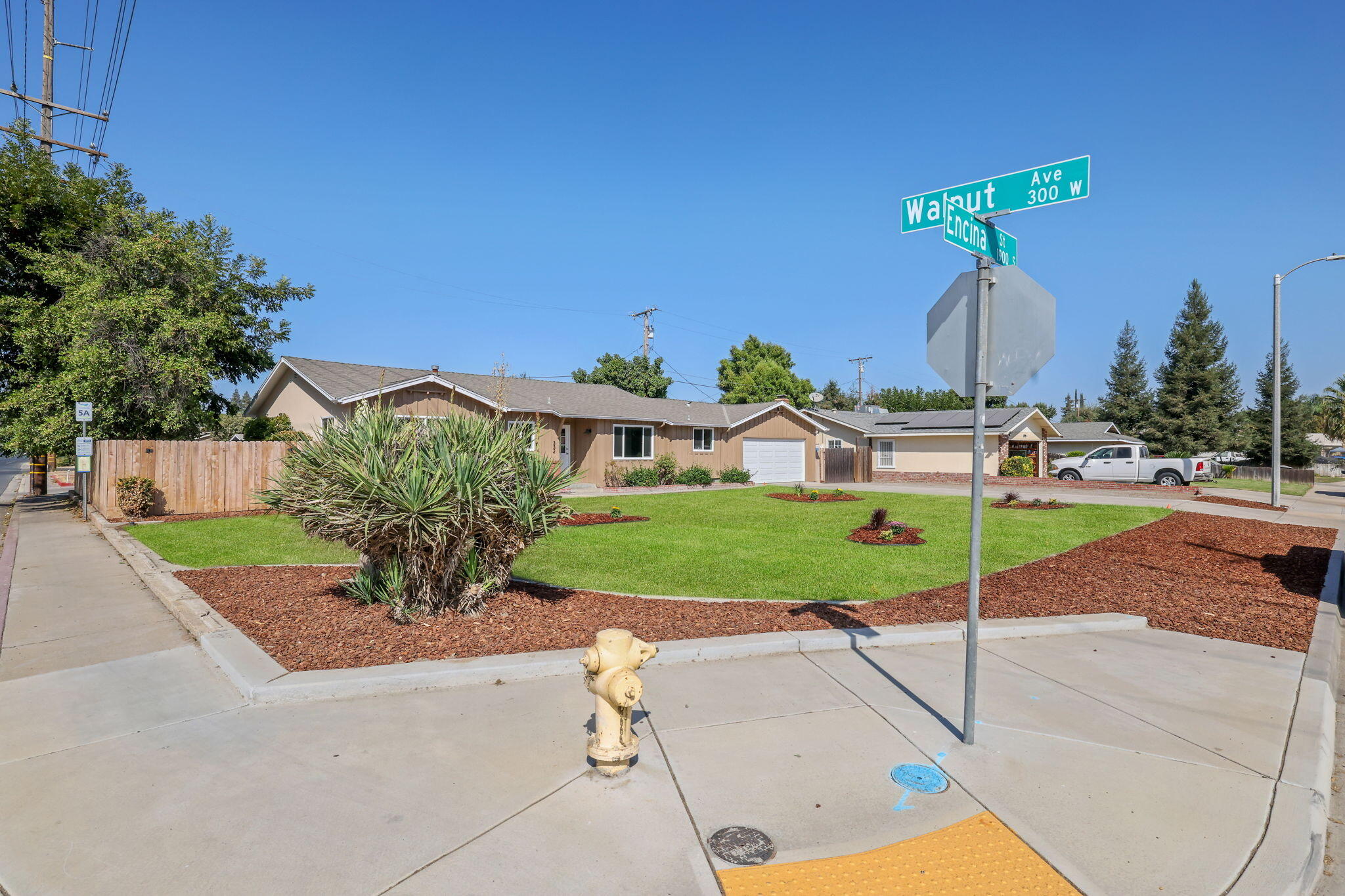 332 W Walnut Ave, Visalia, CA 93277