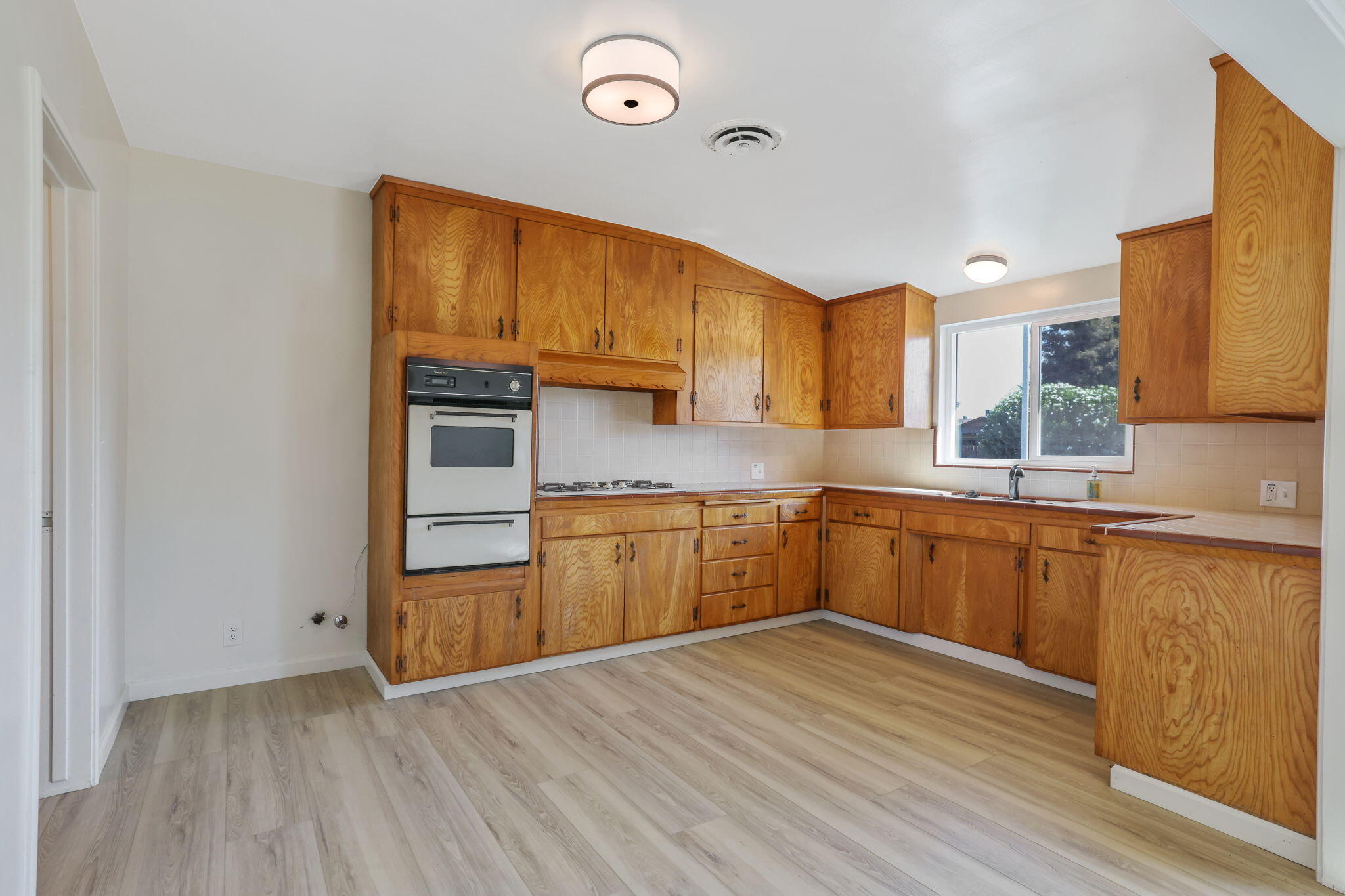 332 W Walnut Ave, Visalia, CA 93277