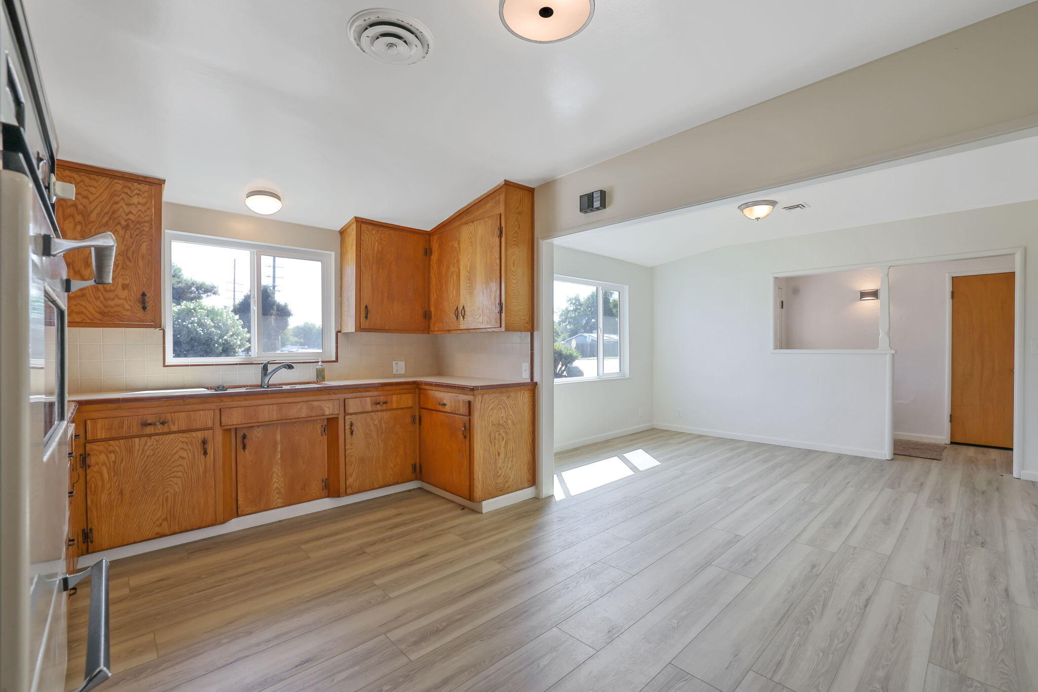 332 W Walnut Ave, Visalia, CA 93277