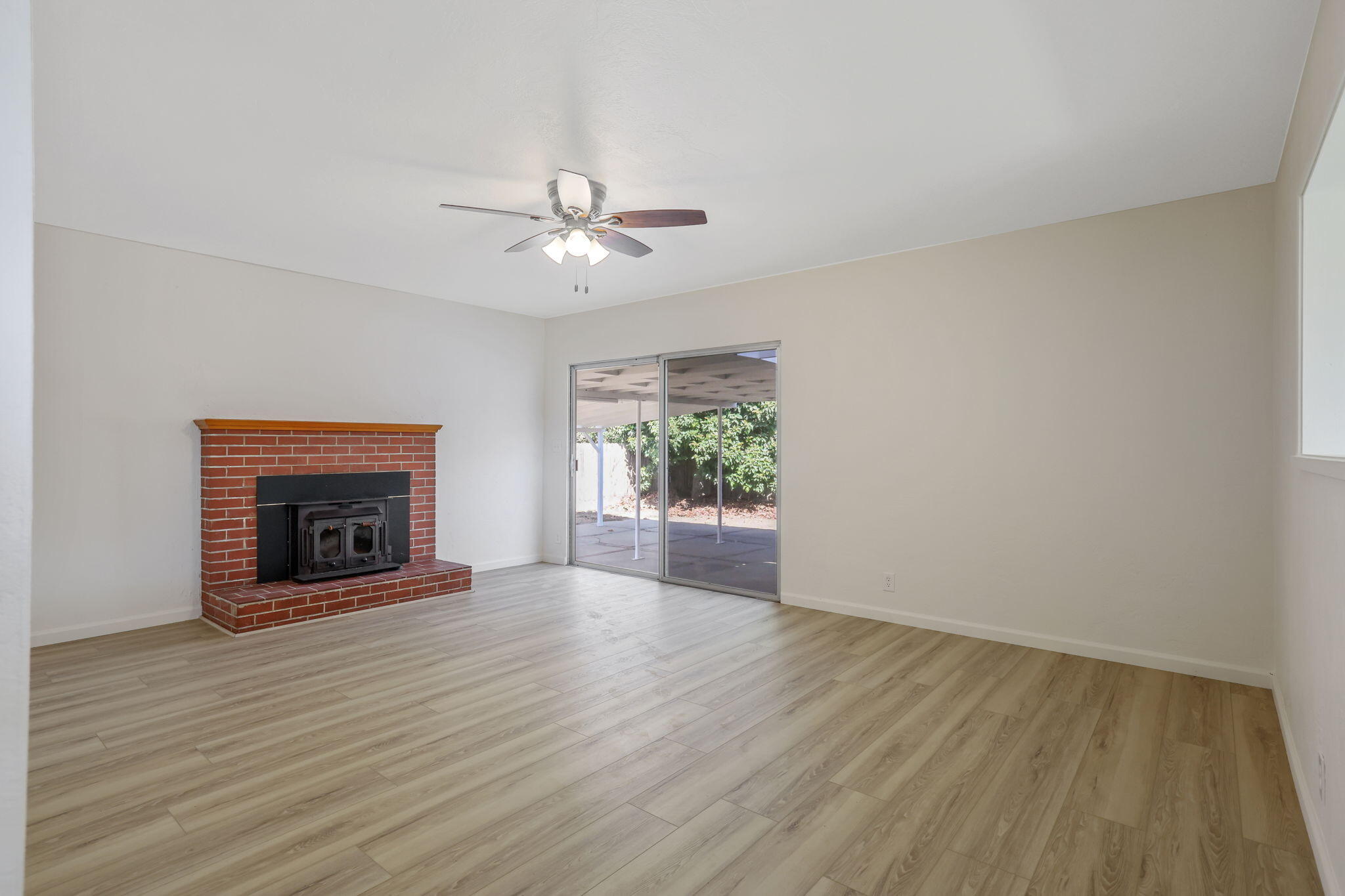 332 W Walnut Ave, Visalia, CA 93277