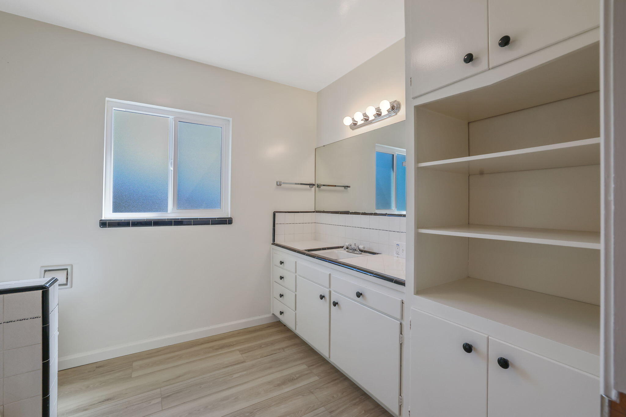 332 W Walnut Ave, Visalia, CA 93277