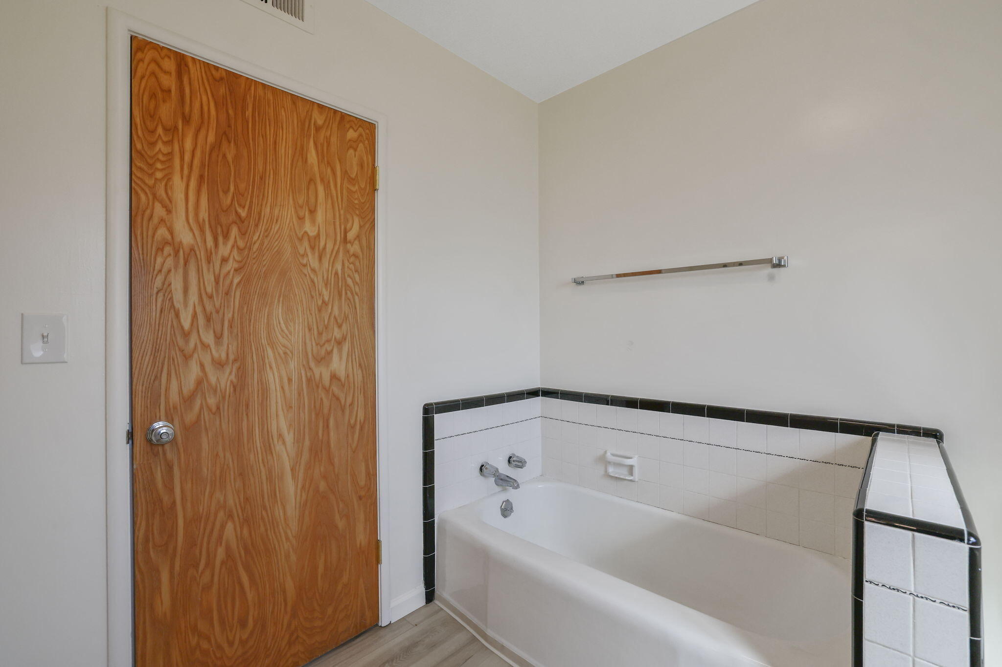 332 W Walnut Ave, Visalia, CA 93277