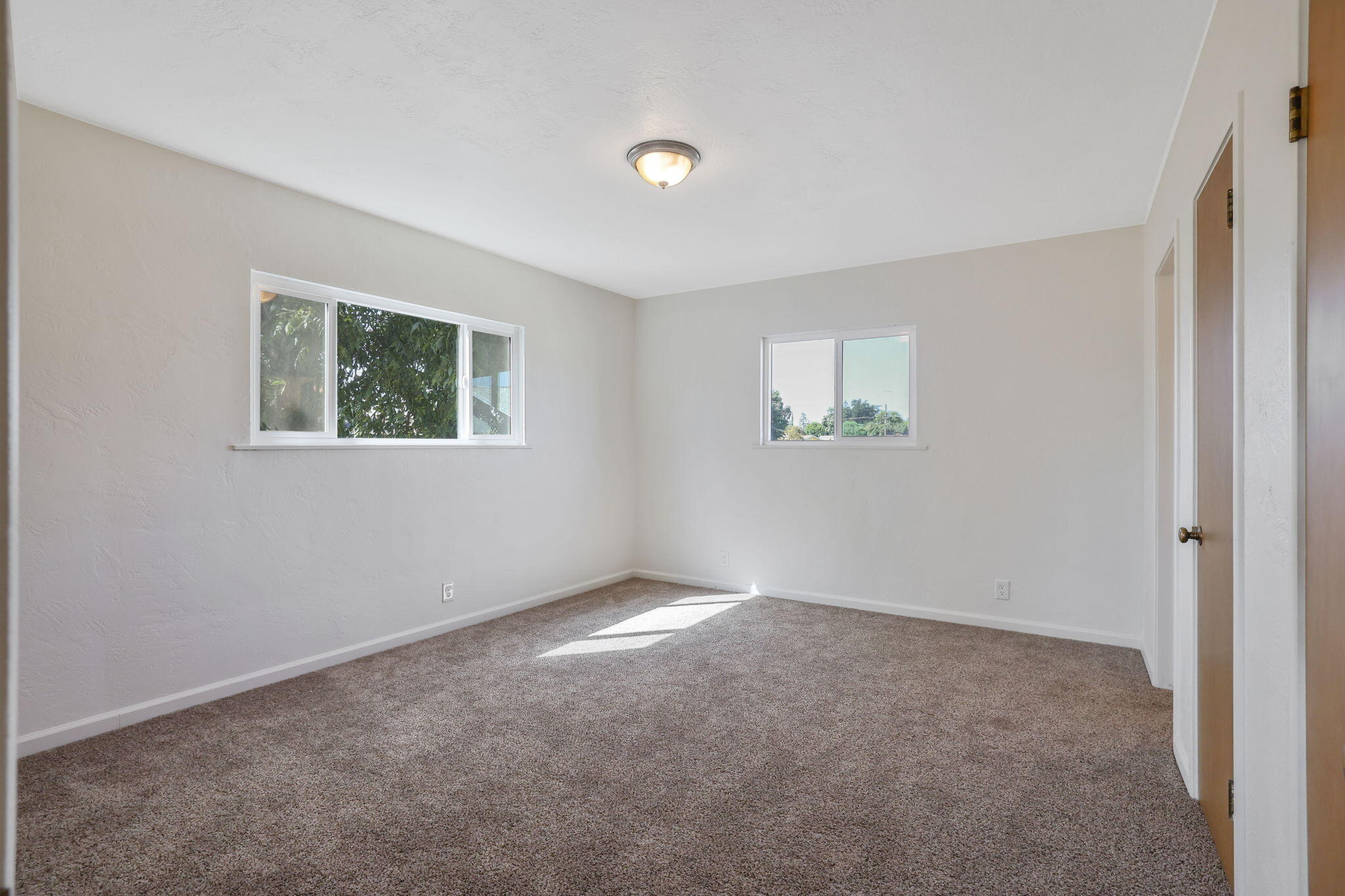 332 W Walnut Ave, Visalia, CA 93277