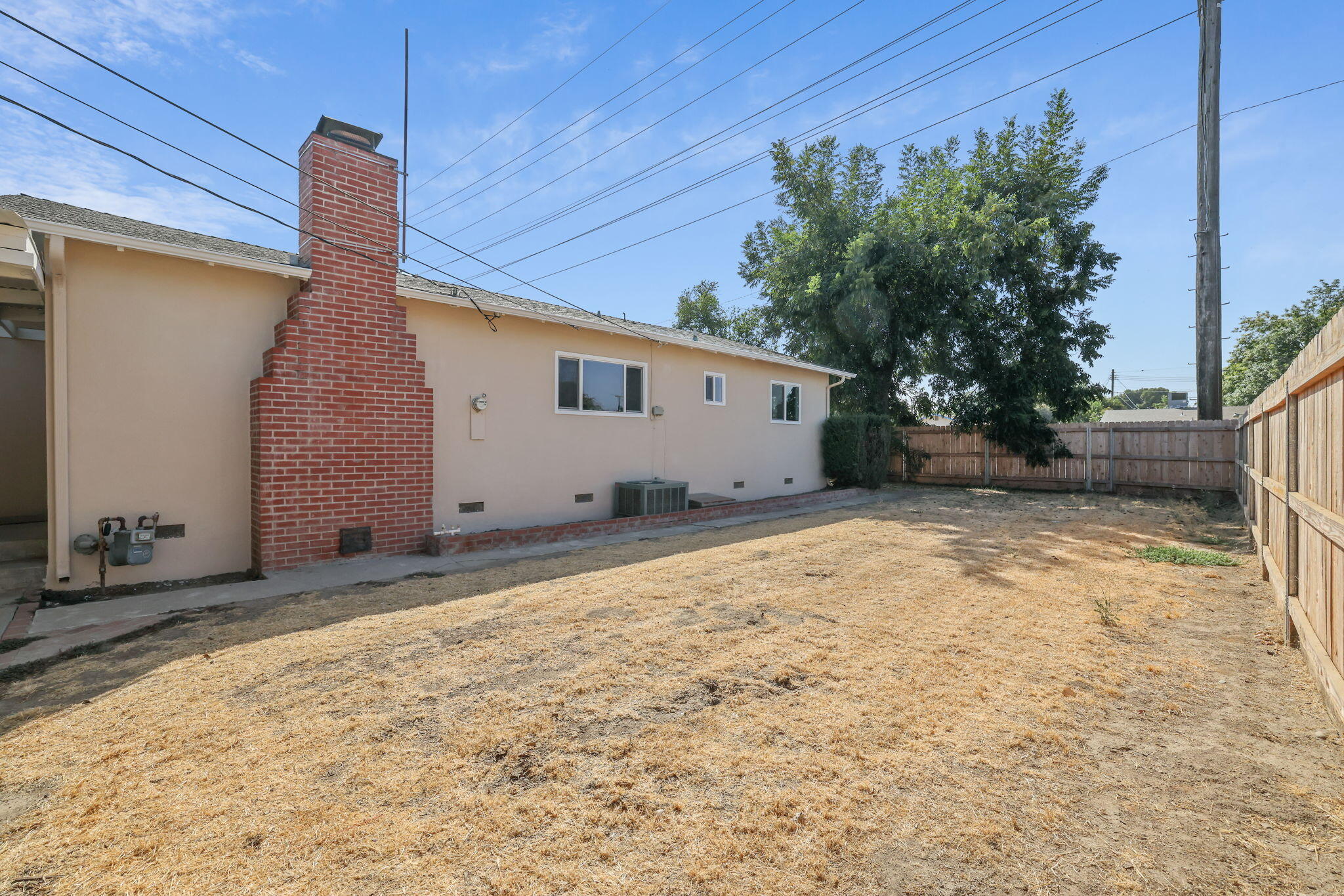 332 W Walnut Ave, Visalia, CA 93277