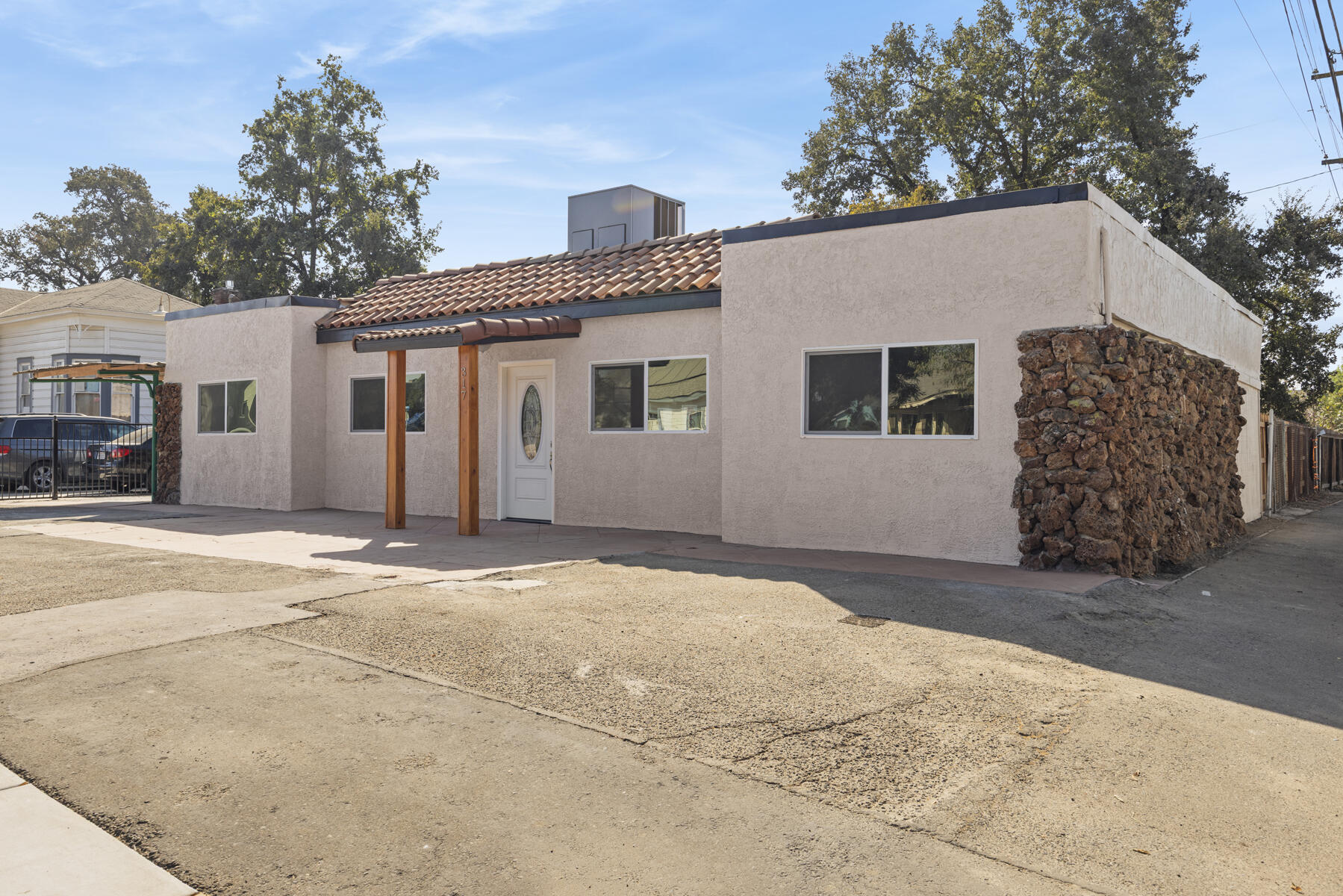 317 W Tulare Ave, Tulare, CA 93274