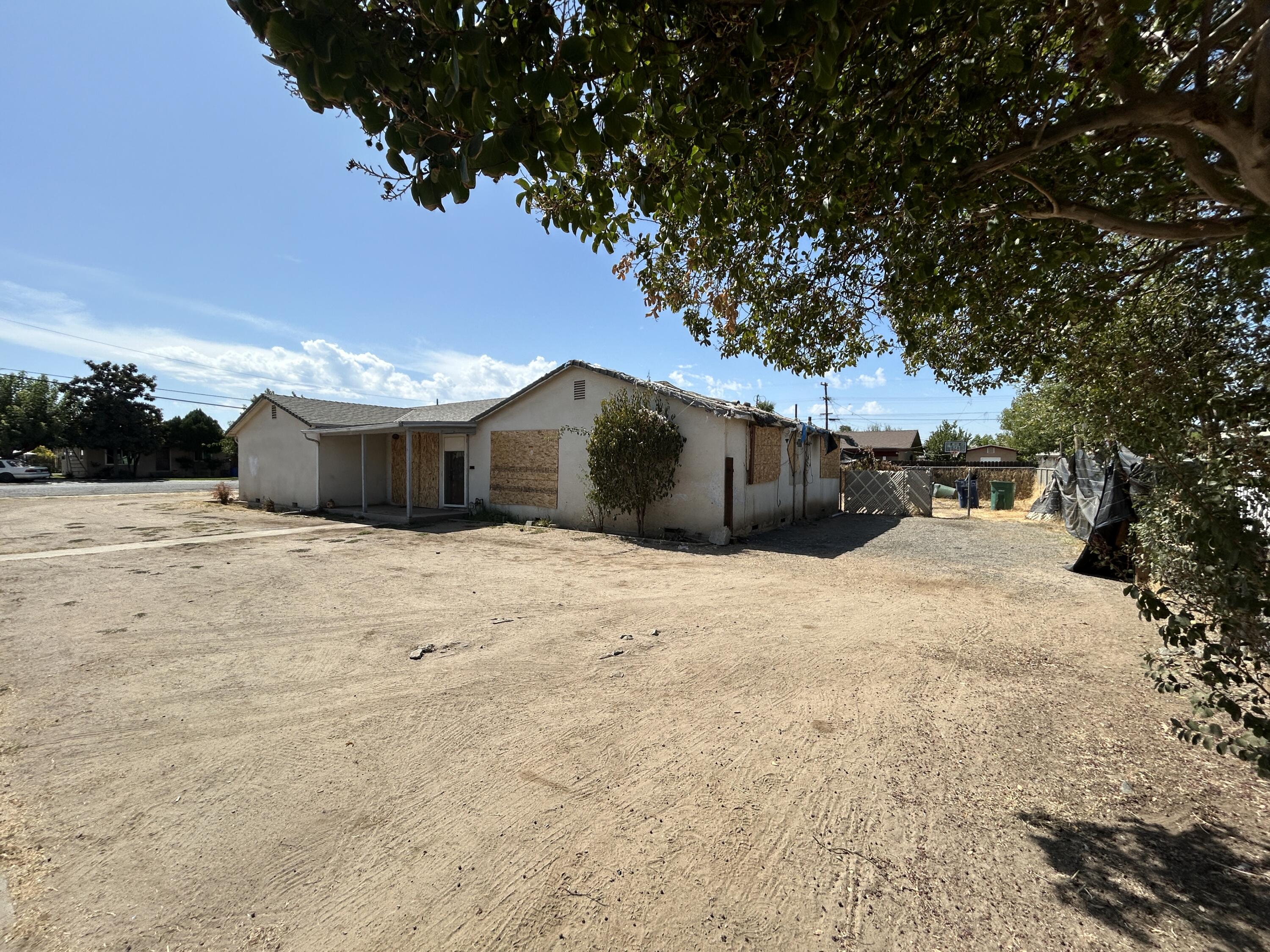 261 11th St, Orange Cove, CA 93646
