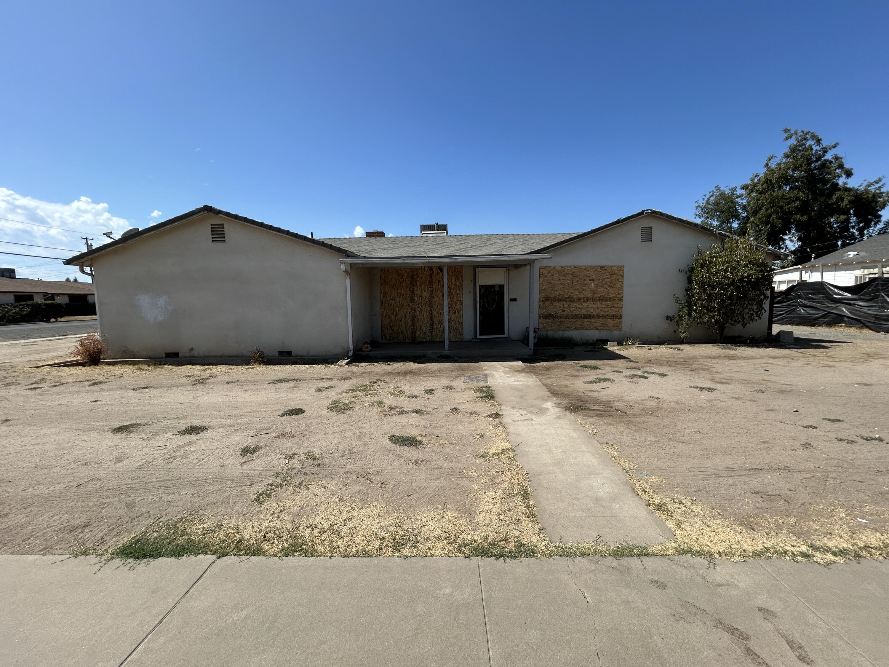 261 11th St, Orange Cove, CA 93646