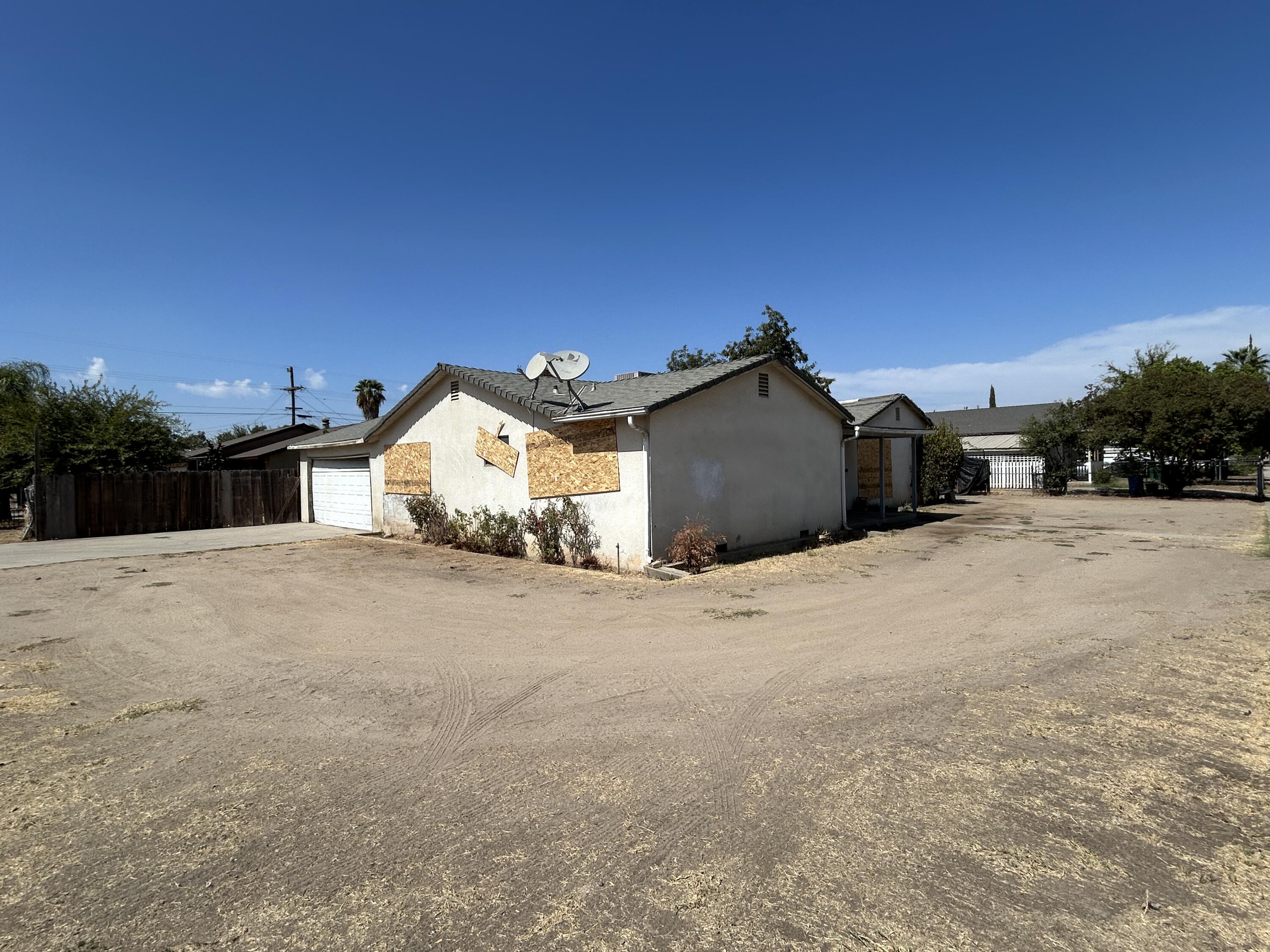 261 11th St, Orange Cove, CA 93646