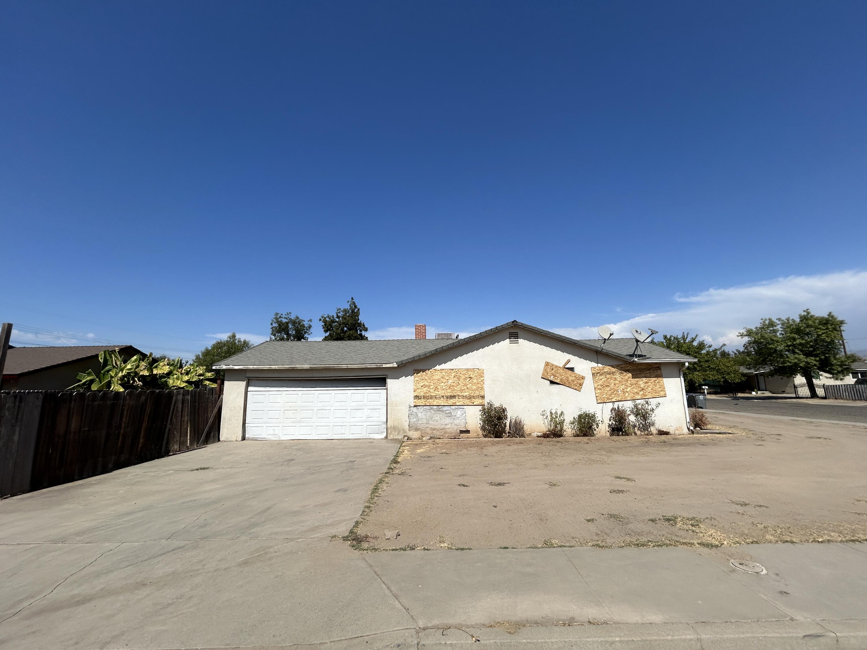 261 11th St, Orange Cove, CA 93646