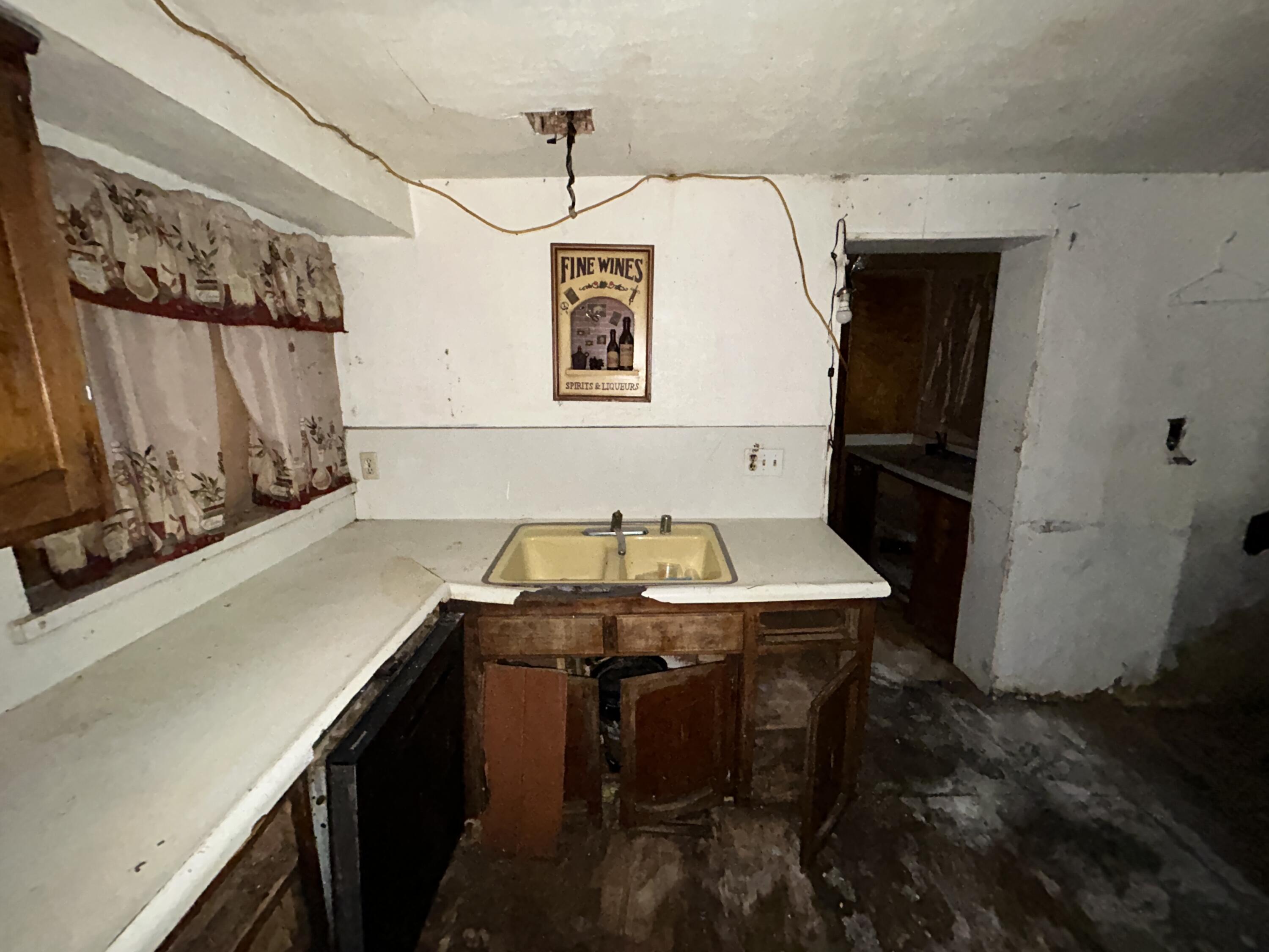 261 11th St, Orange Cove, CA 93646
