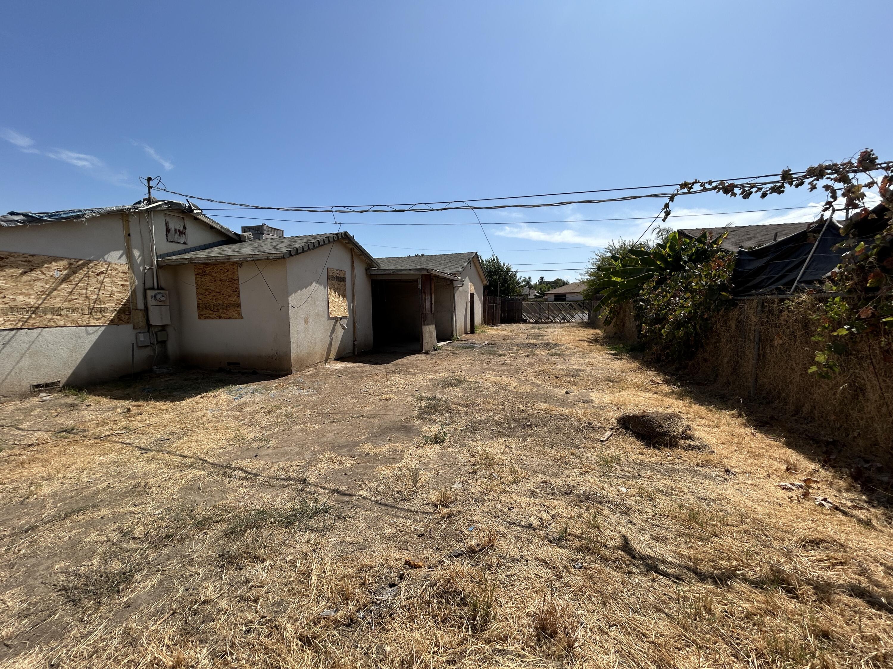261 11th St, Orange Cove, CA 93646
