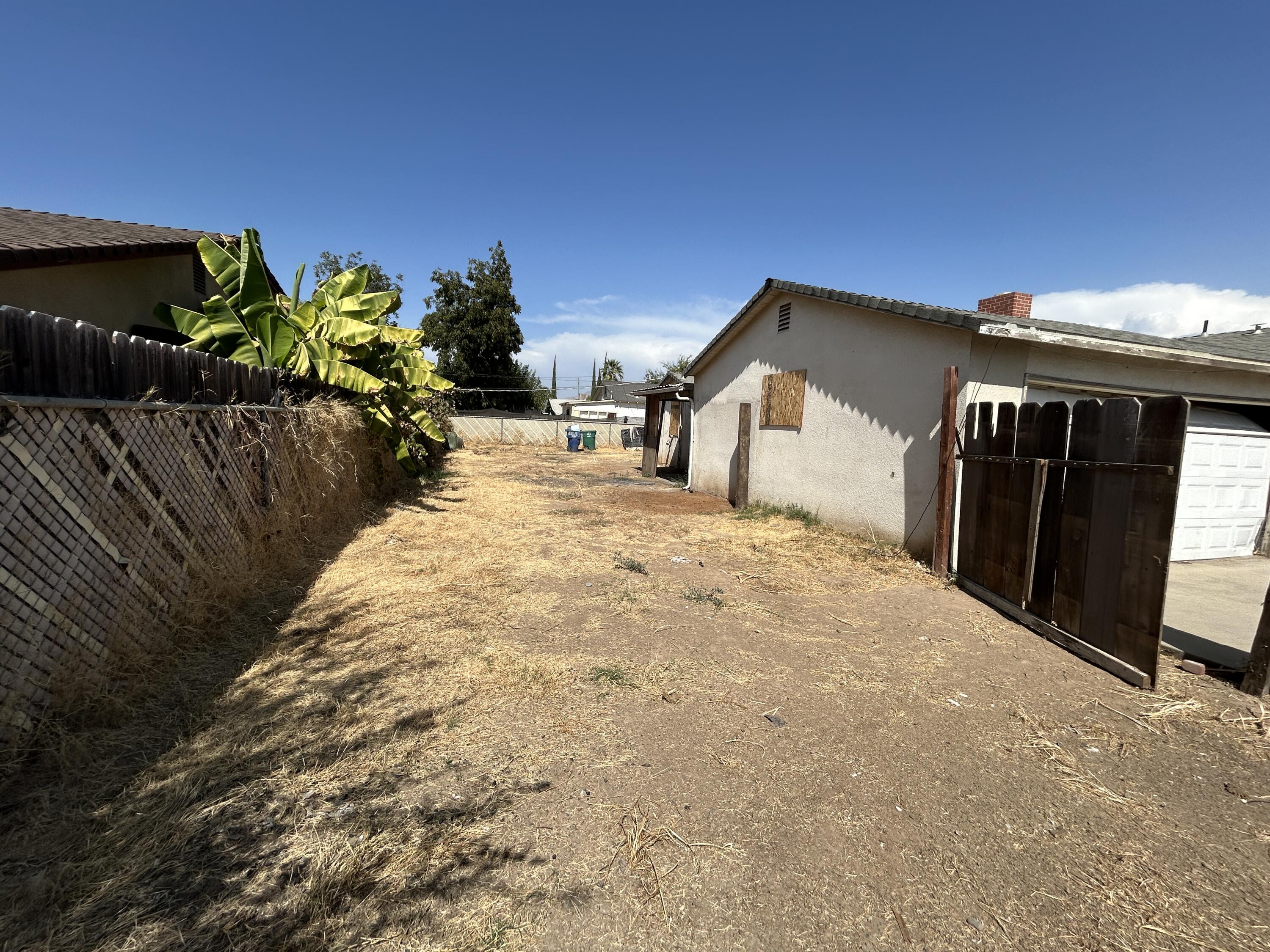 261 11th St, Orange Cove, CA 93646
